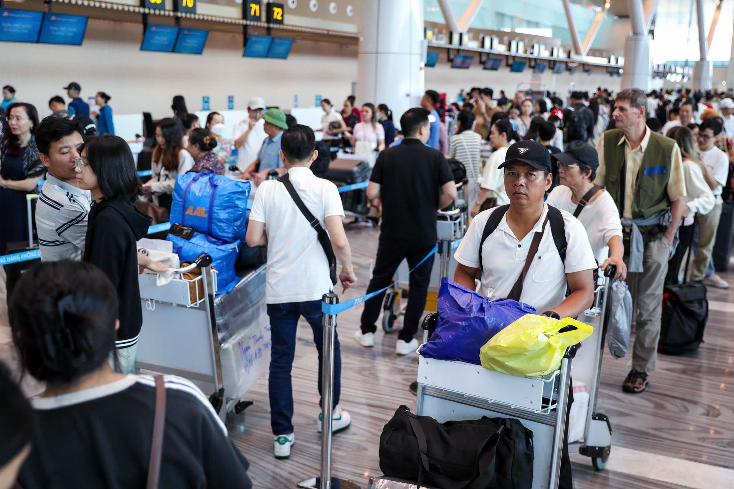 Làm thủ tục bay không giấy tờ tại nhà ga T3 - Ảnh 7.