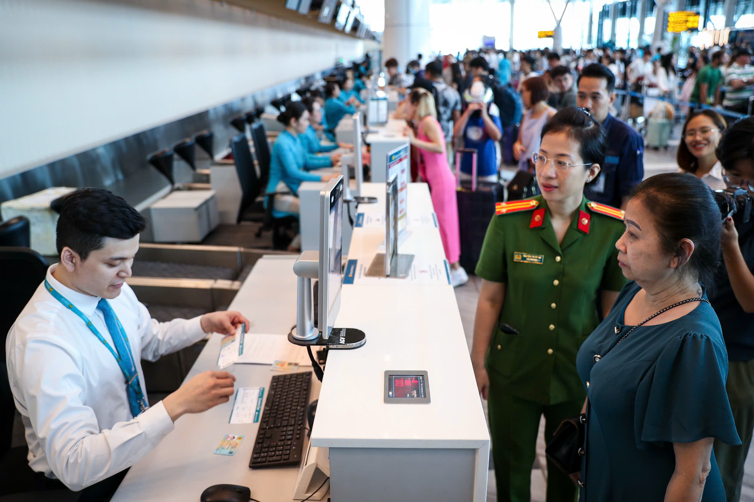 Làm thủ tục bay không giấy tờ tại nhà ga T3 - Ảnh 2.