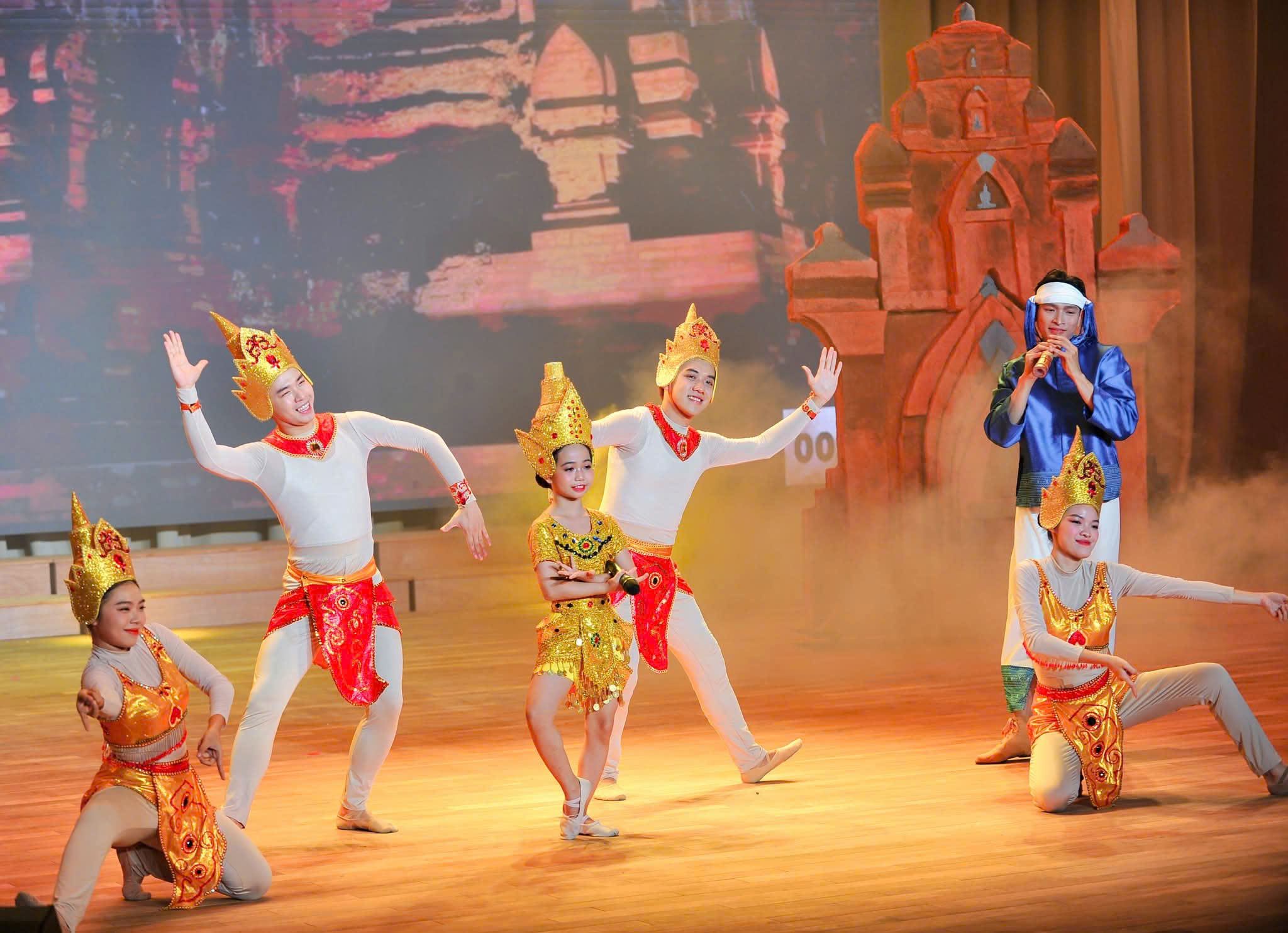 Khanh Hoa vychovává mladé talenty MC - Foto 3. Khánh Hòa ươm mầm tài năng MC nhí- Ảnh 3.