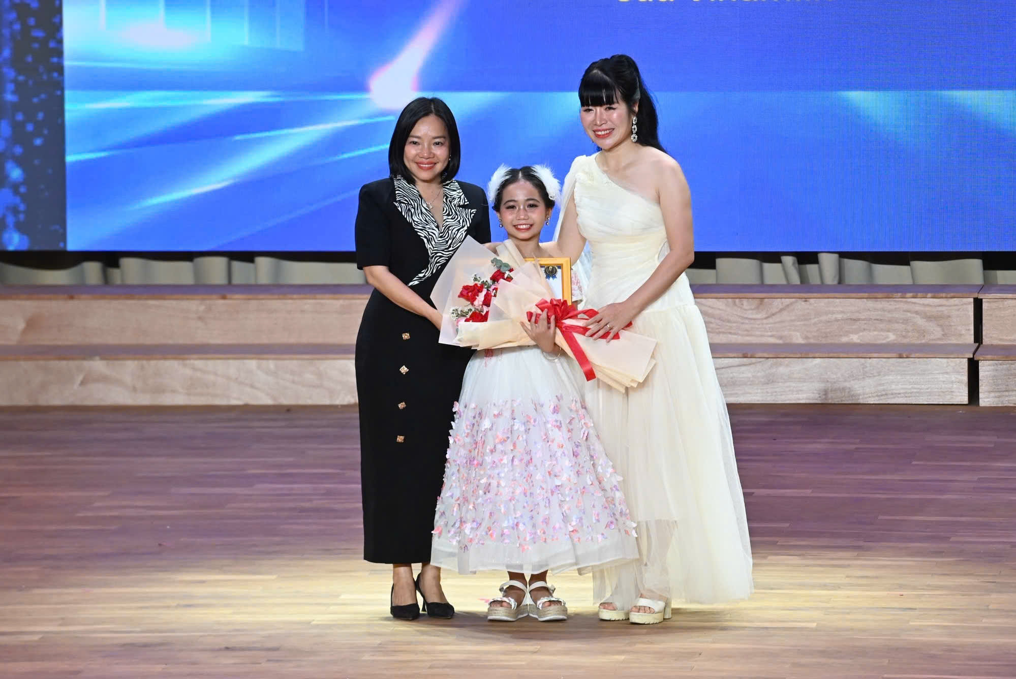 Khanh Hoa vychovává mladé talenty MC - Foto 4. Khánh Hòa ươm mầm tài năng MC nhí- Ảnh 4.