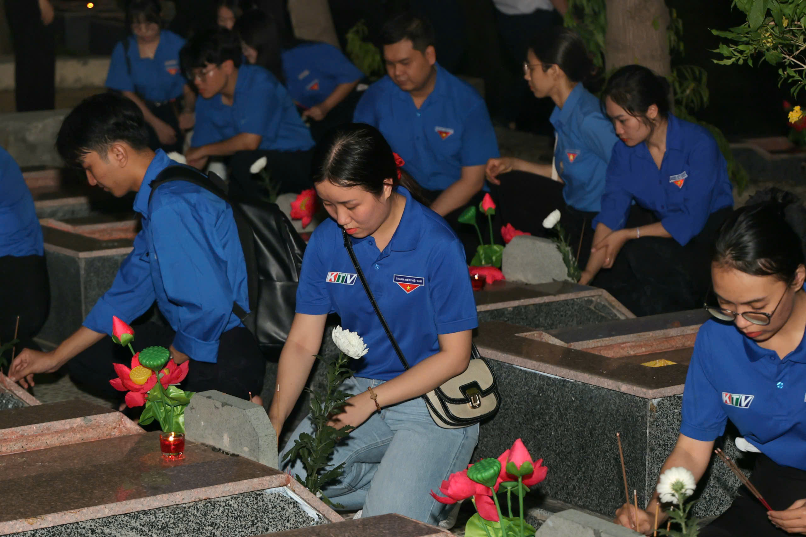 Hàng trăm đoàn viên, thanh niên Khánh Hòa thắp nến tri ân các anh hùng liệt sĩ- Ảnh 9. Hàng trăm đoàn viên, thanh niên Khánh Hòa thắp nến tri ân các anh hùng liệt sĩ- Ảnh 9.