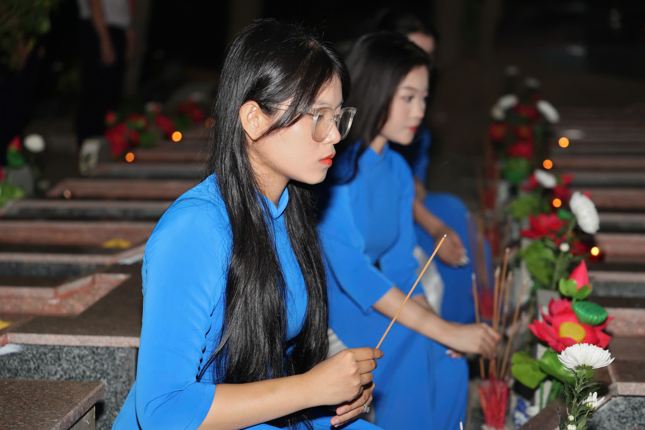 Hàng trăm đoàn viên, thanh niên Khánh Hòa thắp nến tri ân các anh hùng liệt sĩ- Ảnh 6. Hàng trăm đoàn viên, thanh niên Khánh Hòa thắp nến tri ân các anh hùng liệt sĩ- Ảnh 6.