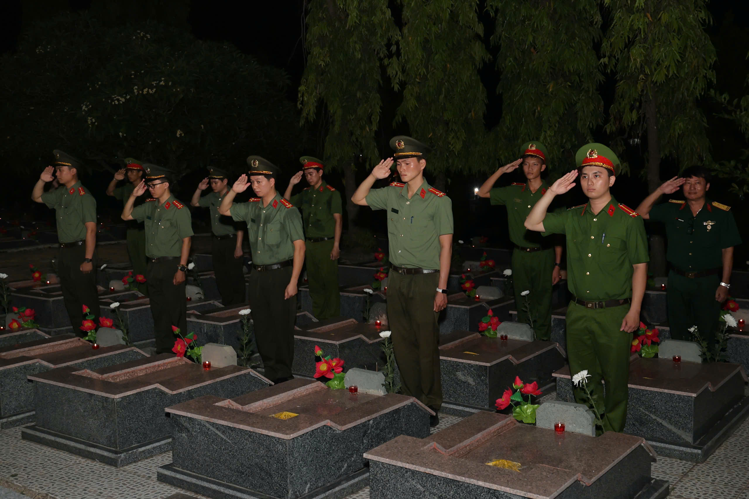 Hàng trăm đoàn viên, thanh niên Khánh Hòa thắp nến tri ân các anh hùng liệt sĩ- Ảnh 8. Hàng trăm đoàn viên, thanh niên Khánh Hòa thắp nến tri ân các anh hùng liệt sĩ- Ảnh 8.