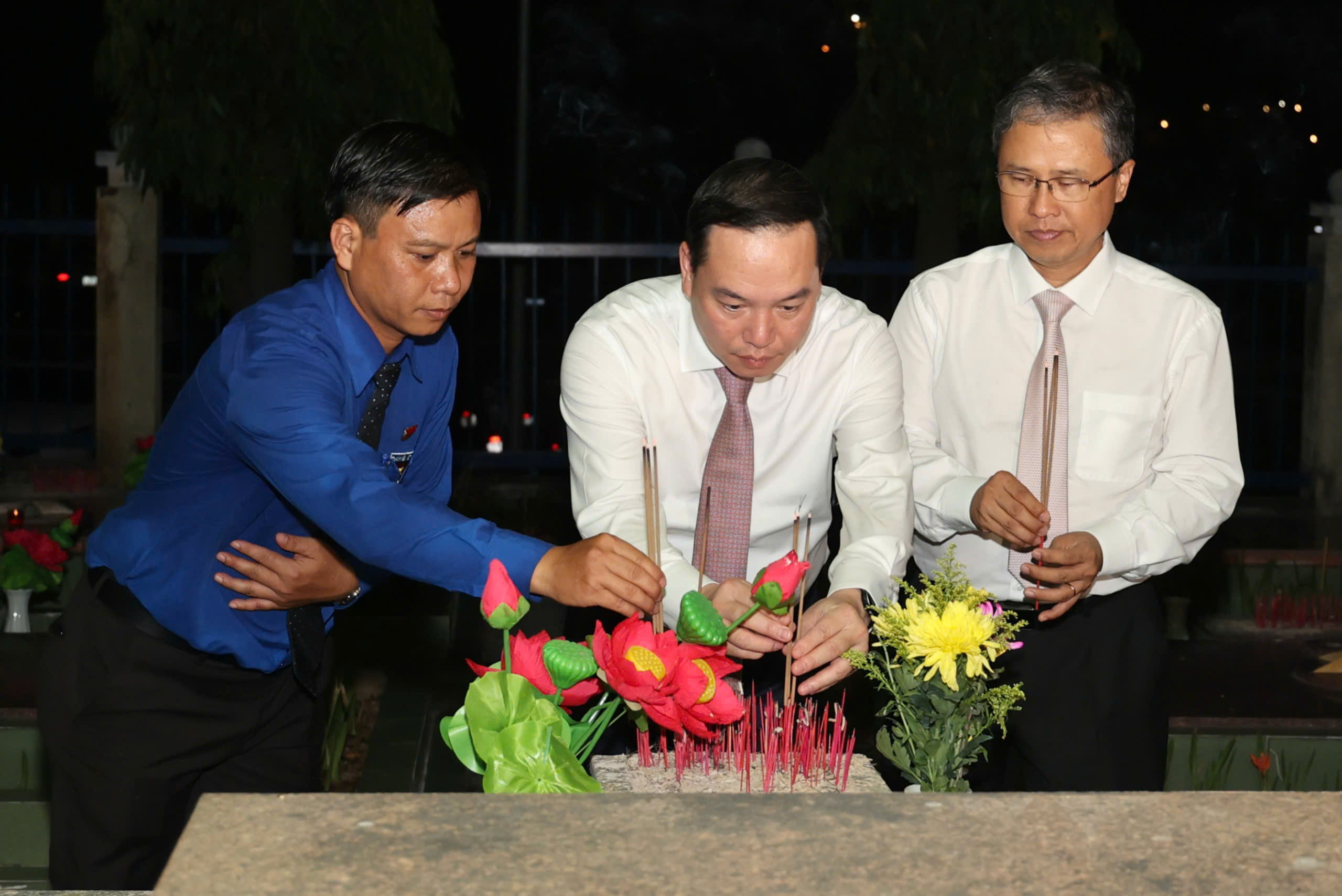 Hàng trăm đoàn viên, thanh niên Khánh Hòa thắp nến tri ân các anh hùng liệt sĩ- Ảnh 5. Hàng trăm đoàn viên, thanh niên Khánh Hòa thắp nến tri ân các anh hùng liệt sĩ- Ảnh 5.