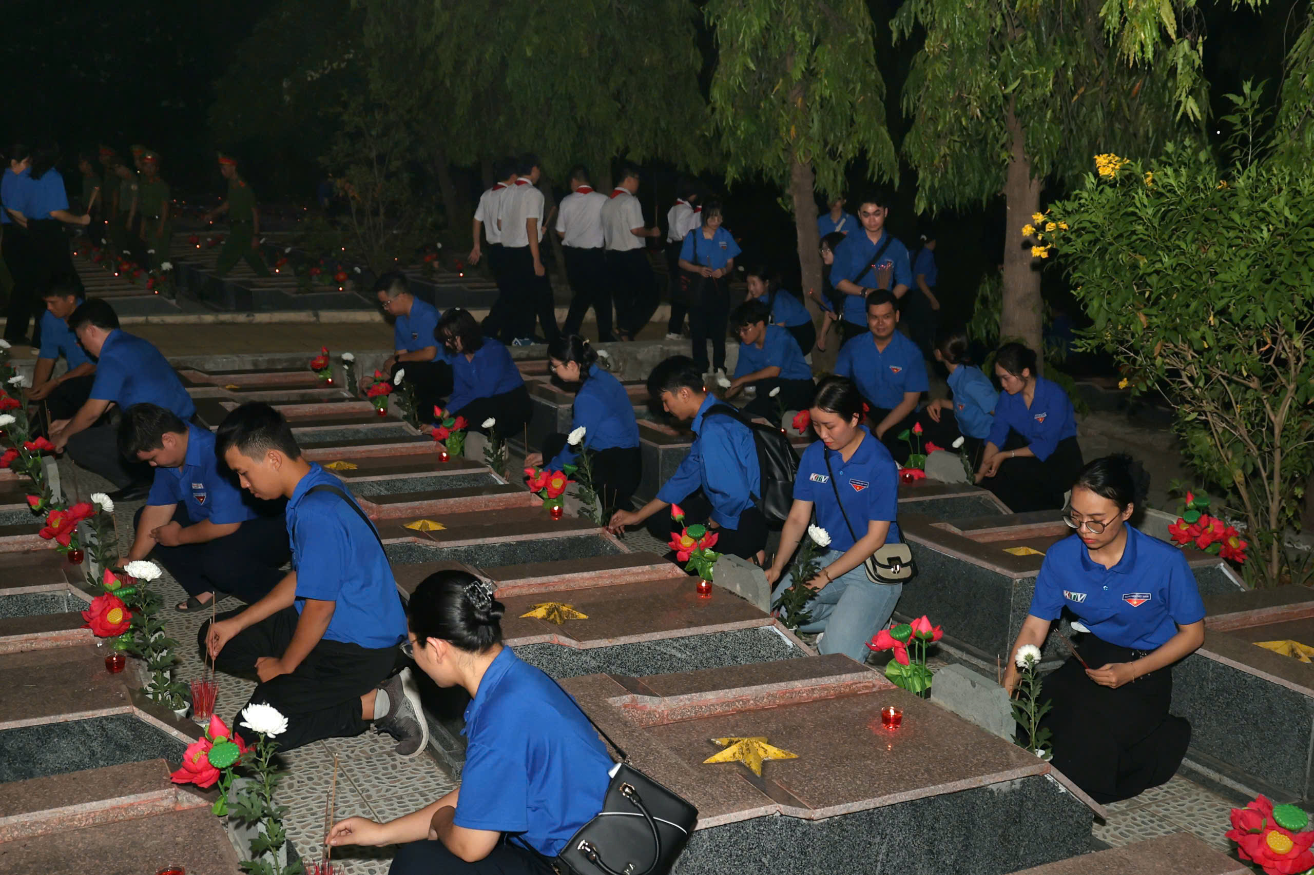 Hàng trăm đoàn viên, thanh niên Khánh Hòa thắp nến tri ân các anh hùng liệt sĩ- Ảnh 4. Hàng trăm đoàn viên, thanh niên Khánh Hòa thắp nến tri ân các anh hùng liệt sĩ- Ảnh 4.