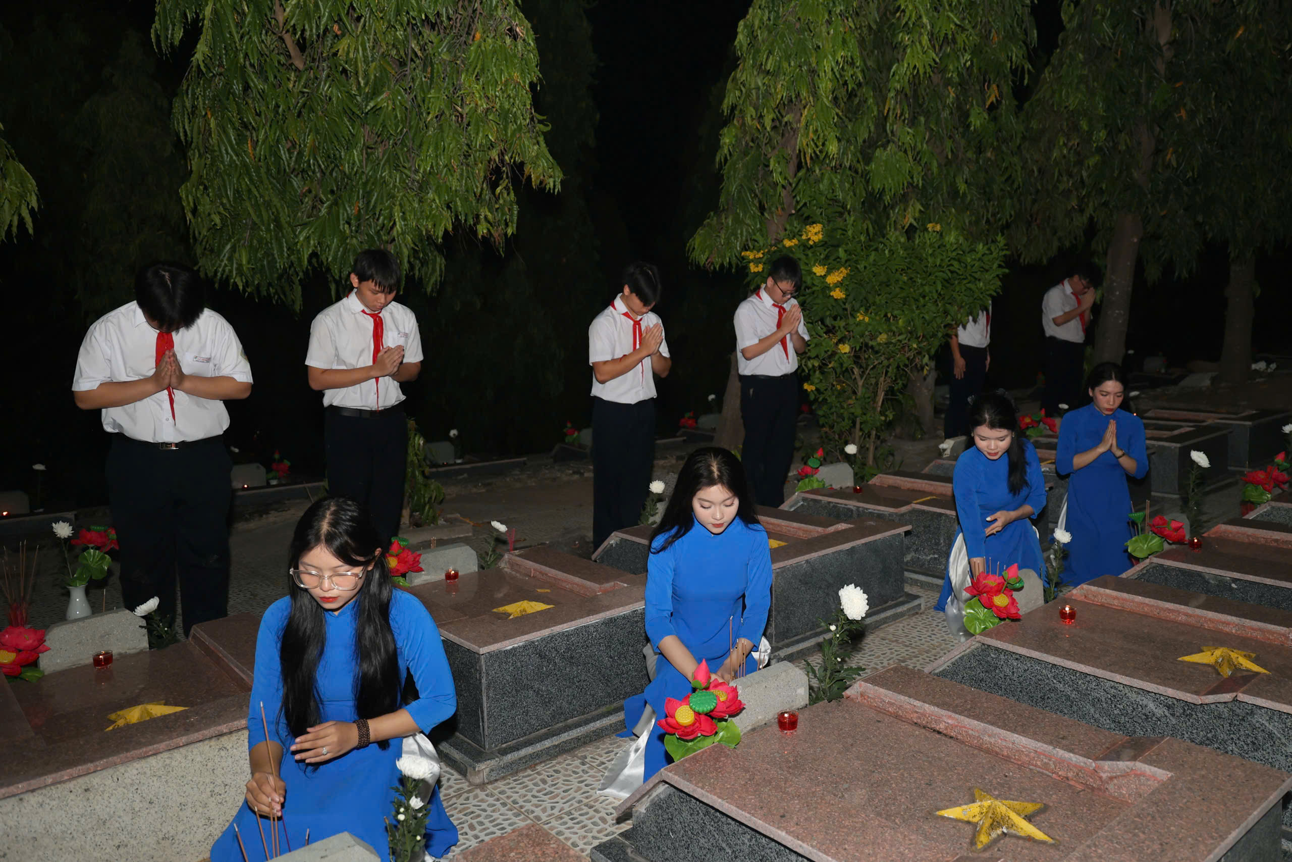 Hàng trăm đoàn viên, thanh niên Khánh Hòa thắp nến tri ân các anh hùng liệt sĩ- Ảnh 7. Hàng trăm đoàn viên, thanh niên Khánh Hòa thắp nến tri ân các anh hùng liệt sĩ- Ảnh 7.