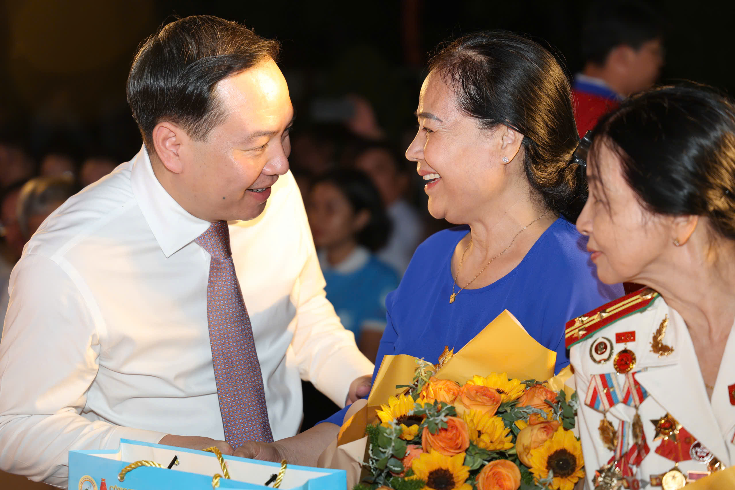 Hàng trăm đoàn viên, thanh niên Khánh Hòa thắp nến tri ân các anh hùng liệt sĩ- Ảnh 2. Hàng trăm đoàn viên, thanh niên Khánh Hòa thắp nến tri ân các anh hùng liệt sĩ- Ảnh 2.