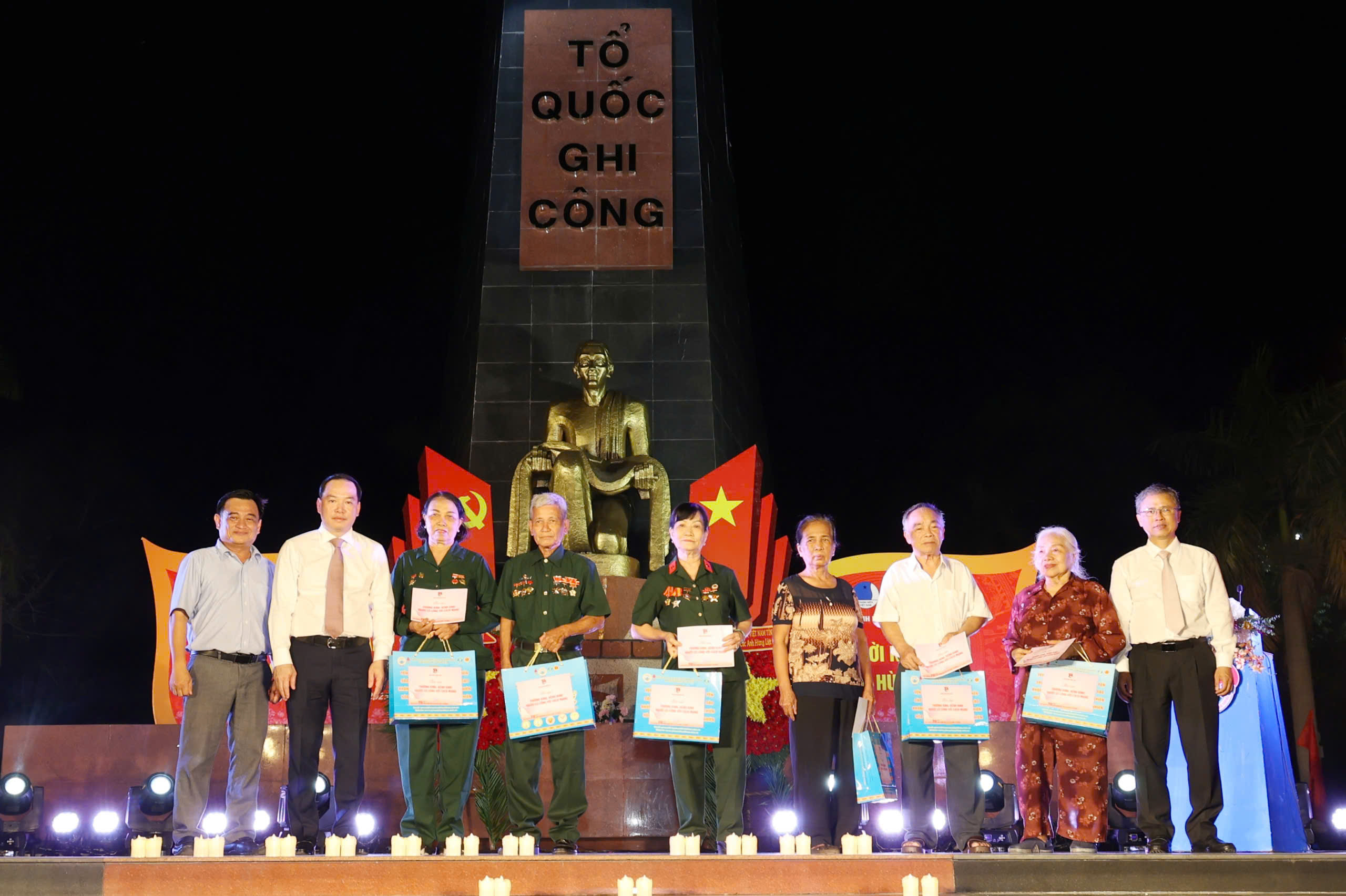 Hàng trăm đoàn viên, thanh niên Khánh Hòa thắp nến tri ân các anh hùng liệt sĩ- Ảnh 3. Hàng trăm đoàn viên, thanh niên Khánh Hòa thắp nến tri ân các anh hùng liệt sĩ- Ảnh 3.