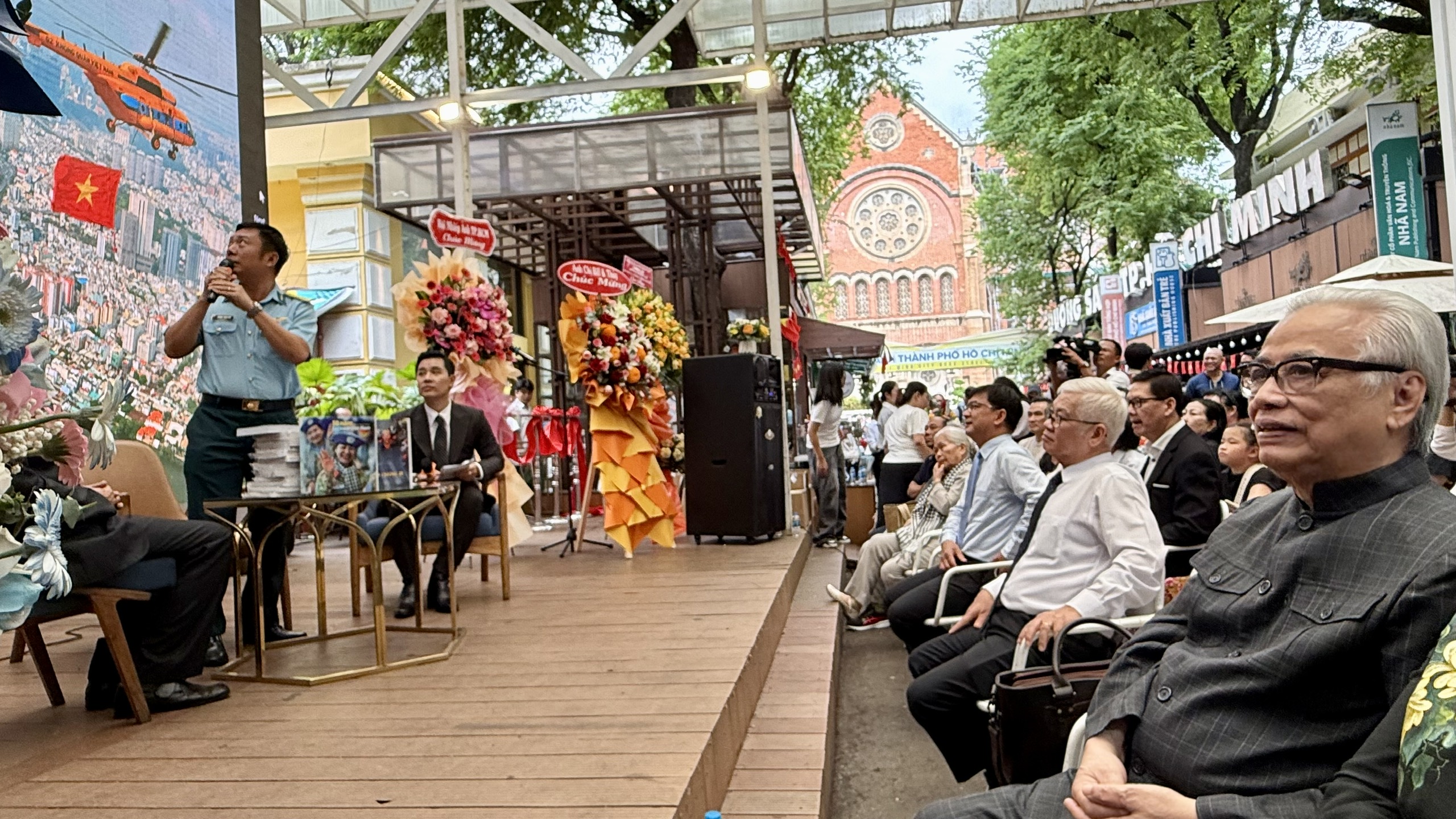 Triển lãm sách ảnh 50 năm sức mạnh Việt Nam và Thành phố hòa bình - Thành phố của chúng ta- Ảnh 3. Triển lãm sách ảnh 50 năm sức mạnh Việt Nam và Thành phố hòa bình - Thành phố của chúng ta- Ảnh 3.