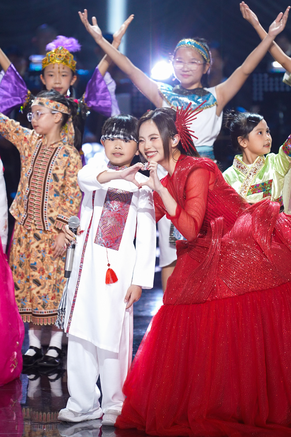 Phương Mỹ Chi hát hit 'Lạc trôi', vào top 3 show âm nhạc ‘Sing! Asia’- Ảnh 3. Phương Mỹ Chi hát hit 'Lạc trôi', vào top 3 show âm nhạc ‘Sing! Asia’- Ảnh 3.