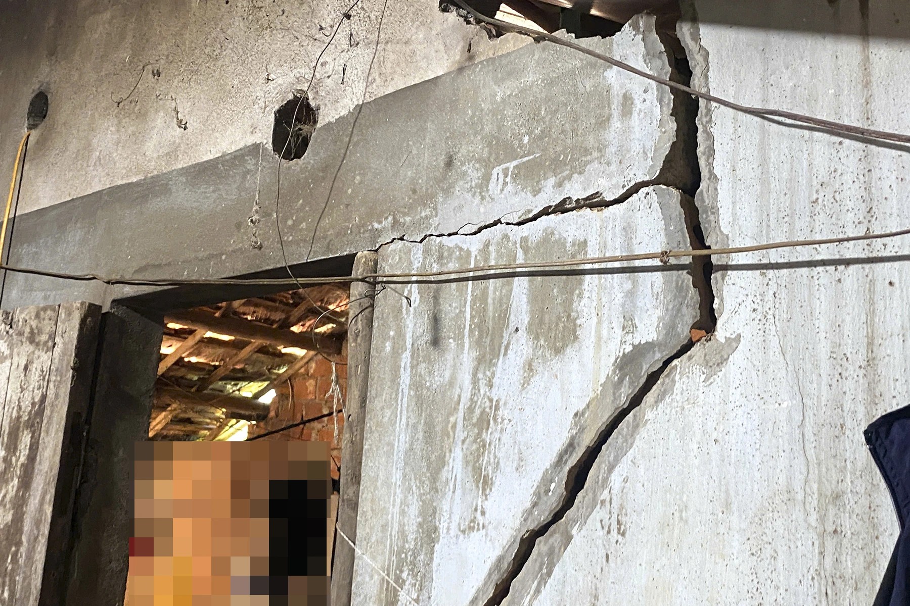 Thi công cao tốc gây nứt nhà, dân mòn mỏi chờ đền bù - Ảnh 1.