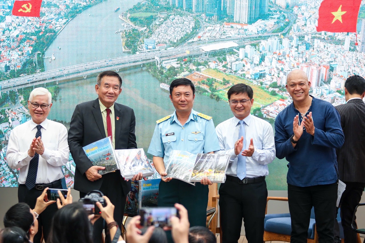 Triển lãm sách ảnh 50 năm sức mạnh Việt Nam và Thành phố hòa bình - Thành phố của chúng ta- Ảnh 1. Triển lãm sách ảnh 50 năm sức mạnh Việt Nam và Thành phố hòa bình - Thành phố của chúng ta- Ảnh 1.