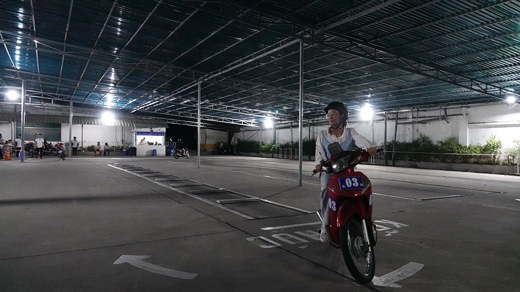 Thi sát hạch bằng lái xe tới nửa đêm - Ảnh 7.