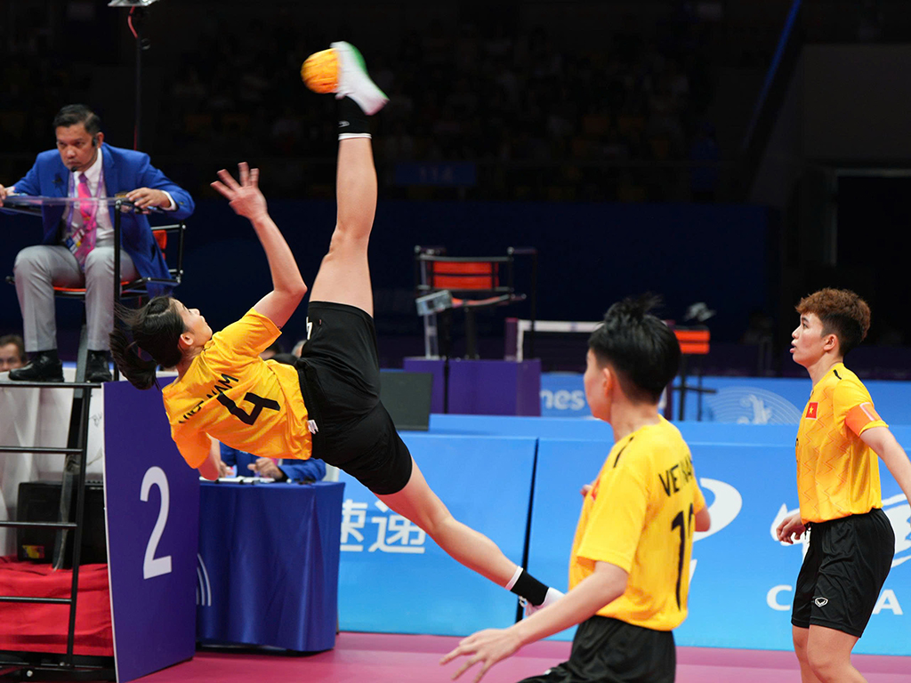 Sepak takraw wanita Vietnam kalahkan Thailand, menangkan medali emas dunia: Keajaiban bersejarah - Foto 1. Cầu mây nữ Việt Nam đánh bại Thái Lan, đoạt HCV thế giới: Kỳ tích lịch sử- Ảnh 1.