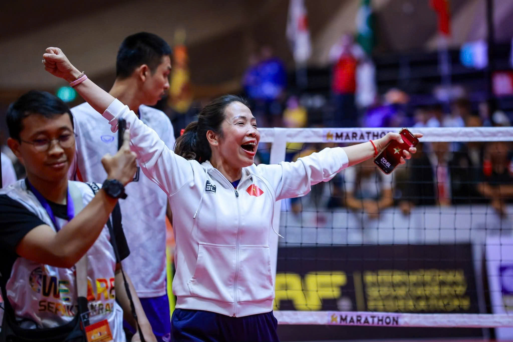 Nie mogąc pokonać Japonii, wietnamscy mężczyźni w sepak takraw zdobyli srebrny medal na finałach mistrzostw świata w 2025 r. - zdjęcie 6. Không thể vượt qua Nhật Bản, cầu mây nam Việt Nam giành HCB chung kết thế giới 2025- Ảnh 6.