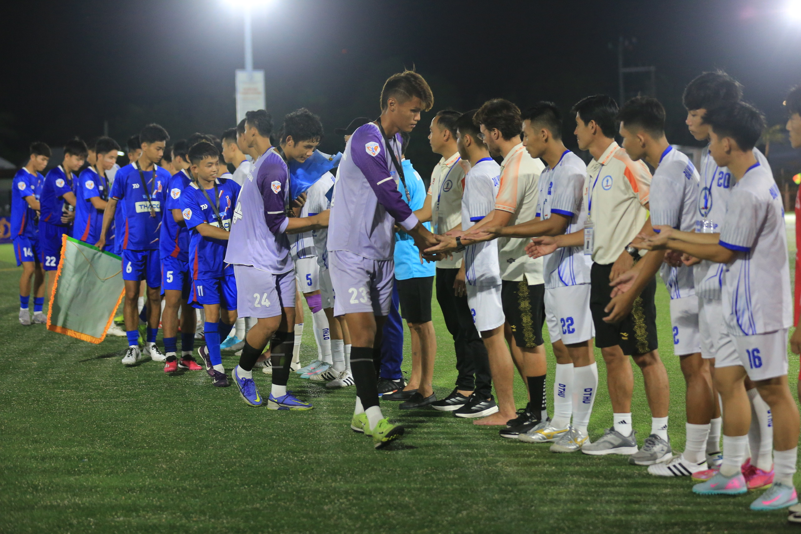 A Dong Thap Egyetemi Kupa diákfutball-bajnokságának „álomdöntője” – 6. kép. Chung kết ‘trong mơ' bóng đá sinh viên Cúp Trường Đại học Đồng Tháp- Ảnh 6.