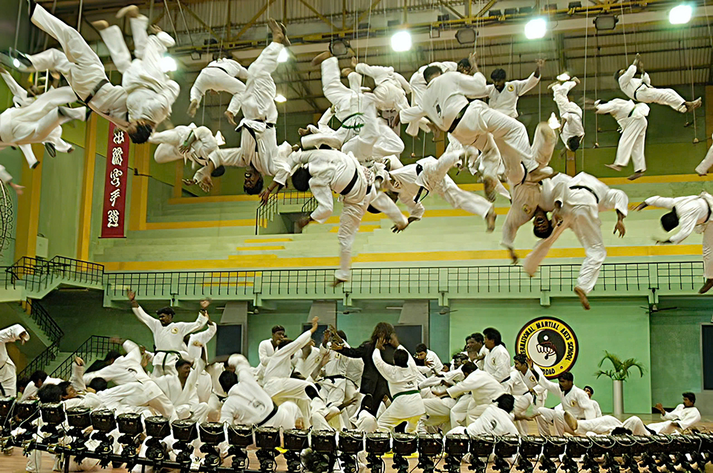 बॉलीवुड में प्रवेश करने वाले पहले वियतनामी स्टंटमैन - फोटो 2. Những cascadeur Việt Nam đầu tiên bước chân vào Bollywood- Ảnh 2.