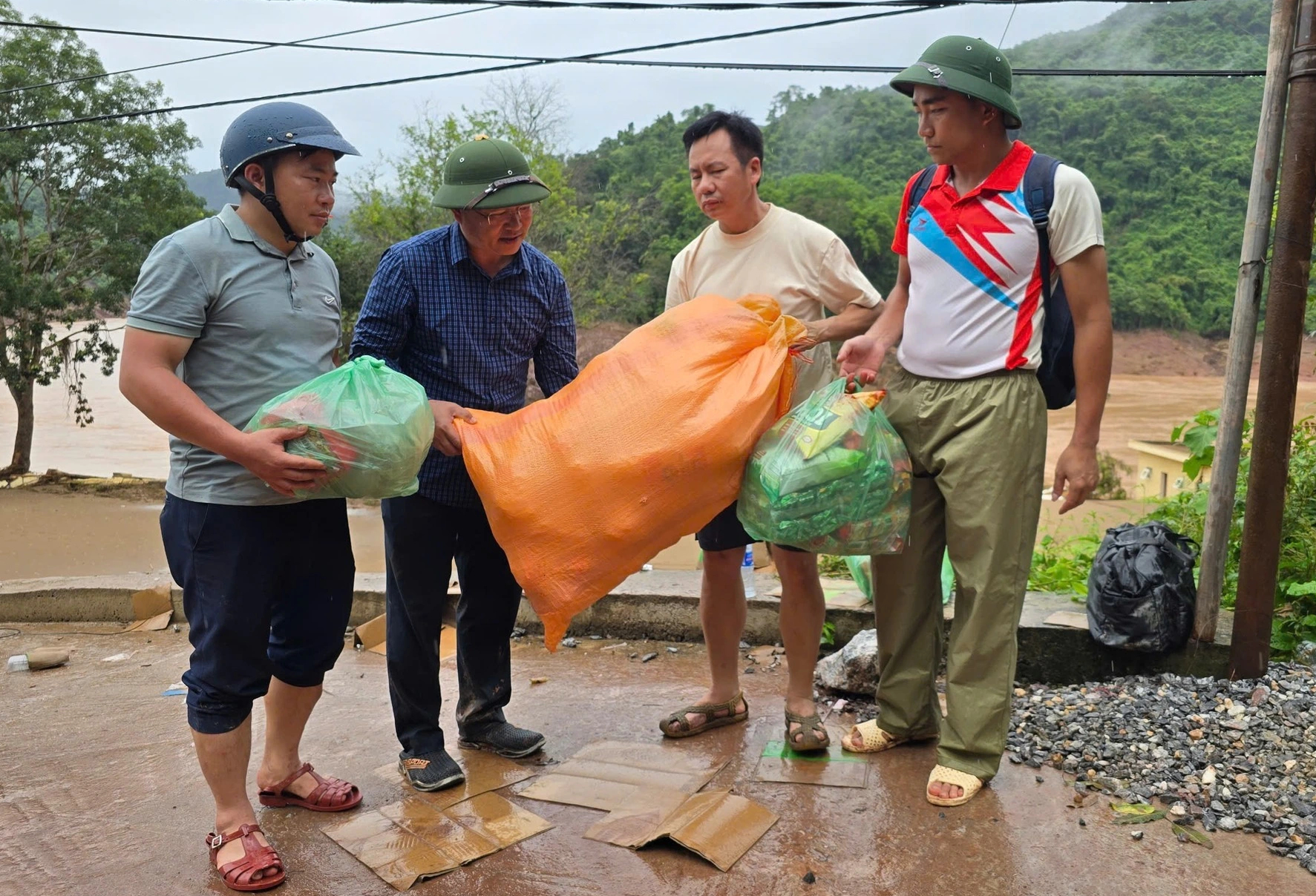 Rốn lũ Nghệ An: Xã chủ động sơ tán dân, giúp giảm thiểu thiệt hại- Ảnh 8. Rốn lũ Nghệ An: Xã chủ động sơ tán dân, giúp giảm thiểu thiệt hại- Ảnh 8.