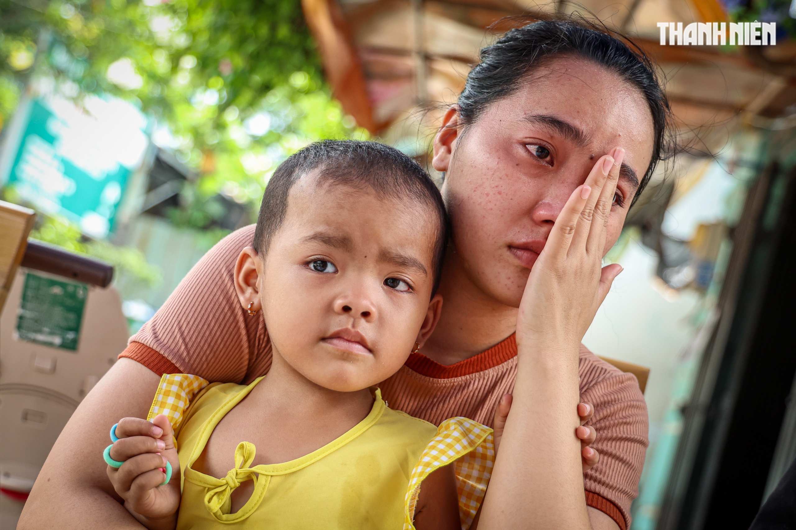 Bé gái ung thư nguy cơ bỏ mắt vì hết tiền chữa, được giúp 210 triệu đồng - Ảnh 2.