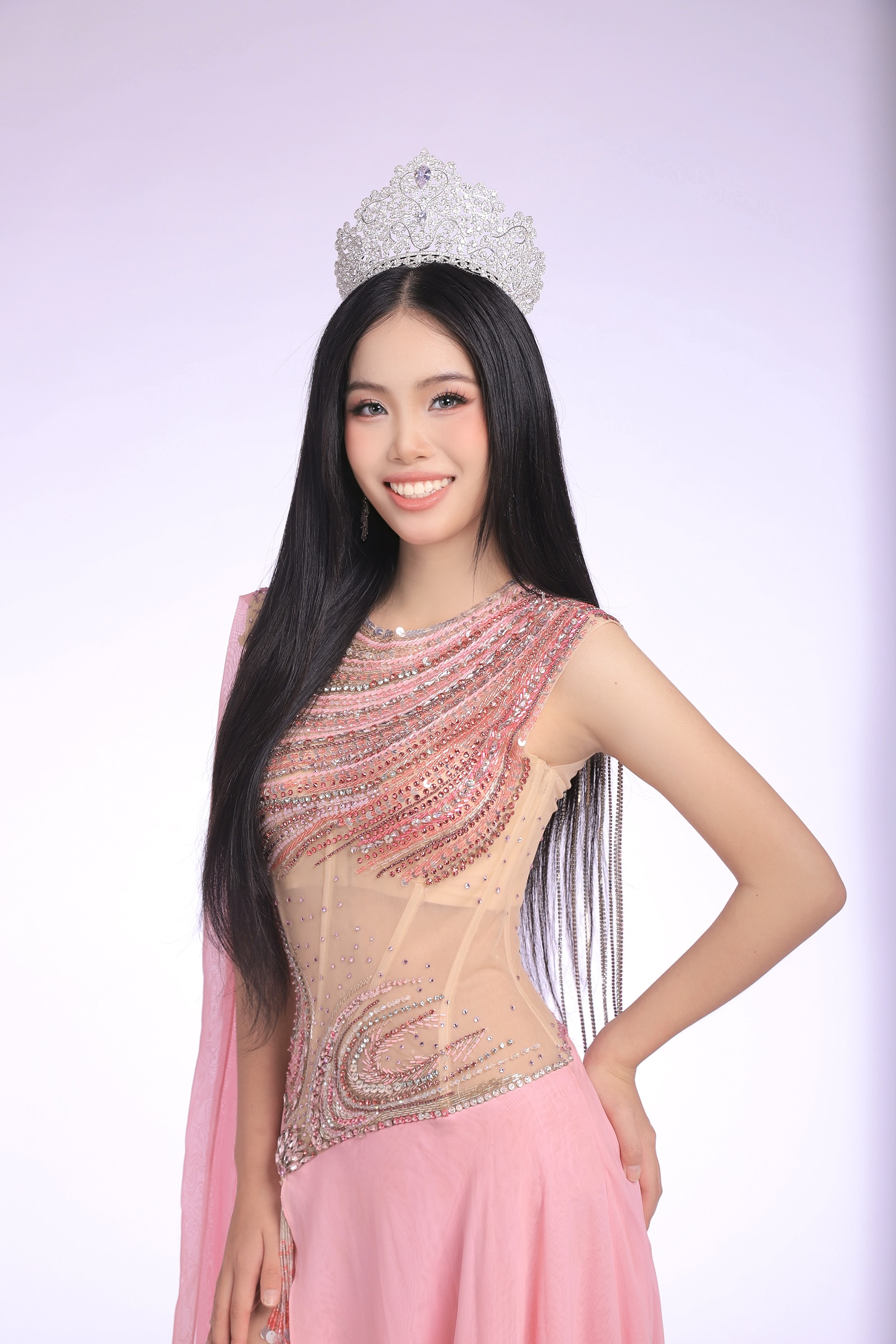 Nhan sắc nữ sinh 17 tuổi sang Ấn Độ thi Miss Teen - Ảnh 1.