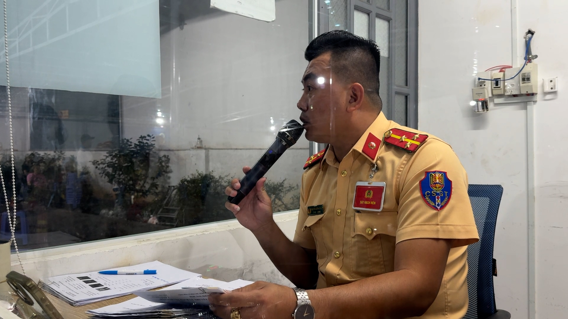 Chuyện lạ ở TP.HCM: Thi sát hạch bằng lái xe tới nửa đêm- Ảnh 2. Chuyện lạ ở TP.HCM: Thi sát hạch bằng lái xe tới nửa đêm- Ảnh 2.