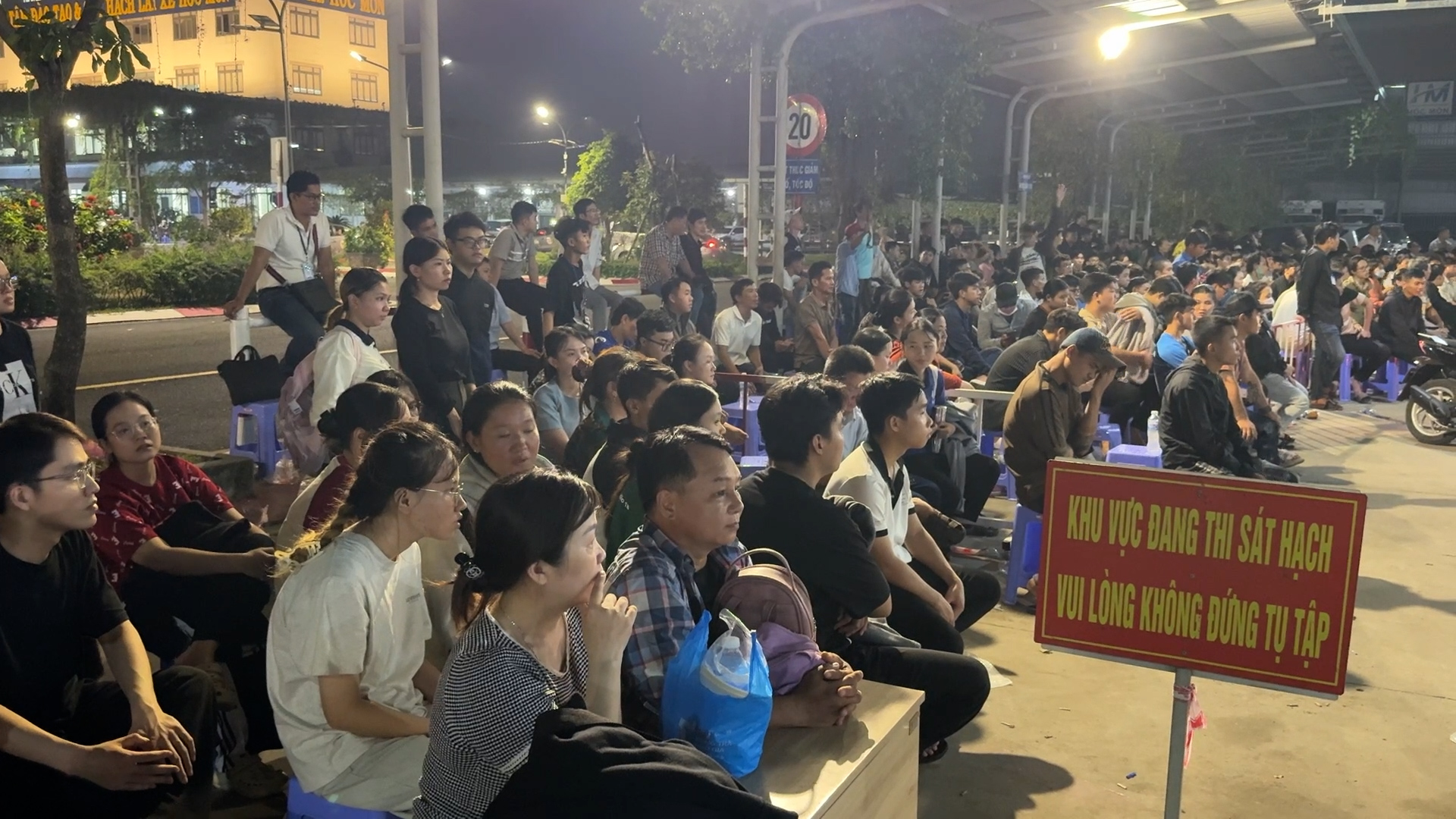 Chuyện lạ ở TP.HCM: Thi sát hạch bằng lái xe tới nửa đêm Chuyện lạ ở TP.HCM: Thi sát hạch bằng lái xe tới nửa đêm