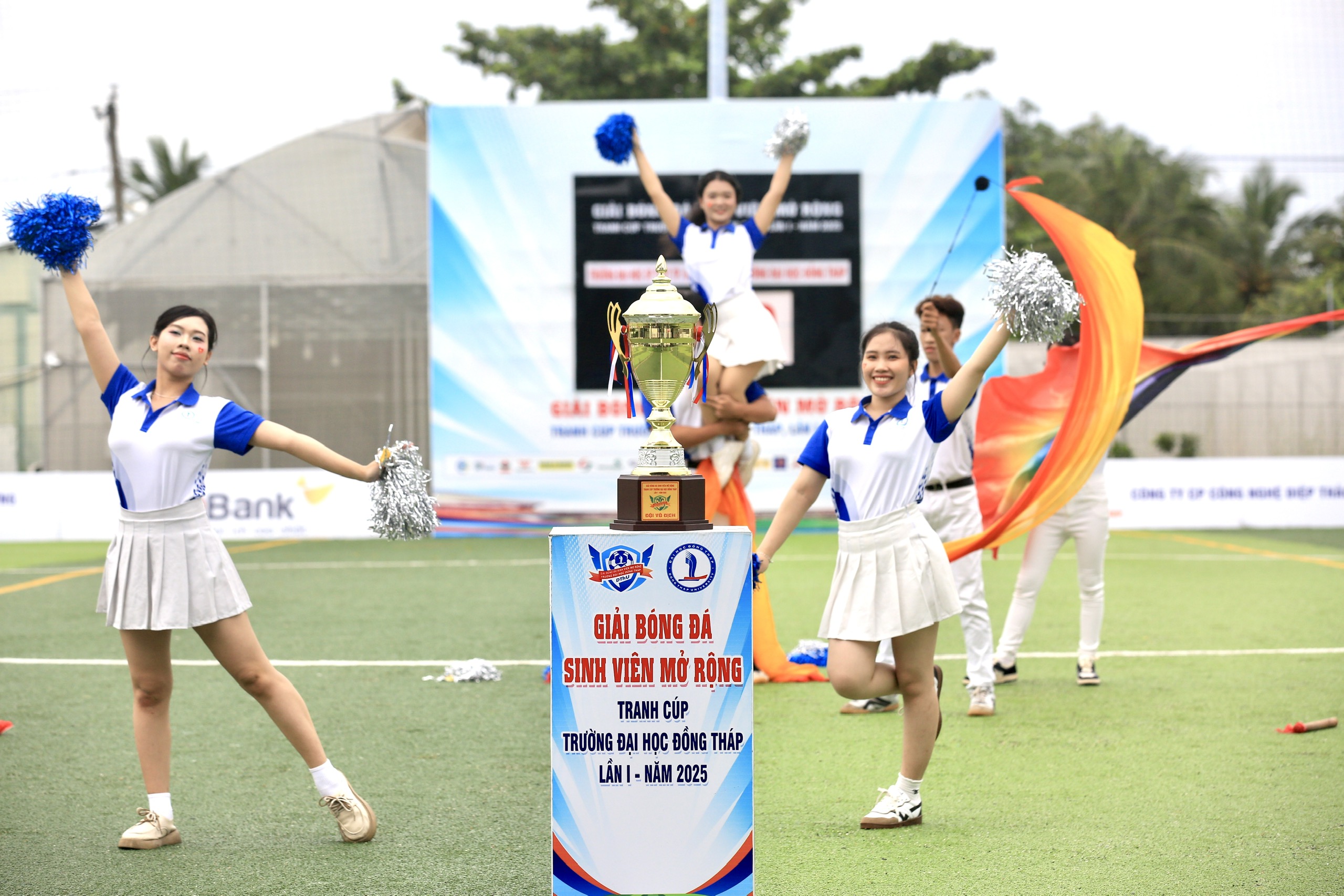 Hráč neproměnil dvě penalty, tým Dong Thap University přišel o titul - Foto 5. Một cầu thủ đá hỏng 2 quả 11 m, đội Trường ĐH Đồng Tháp đánh rơi chức vô địch- Ảnh 5.