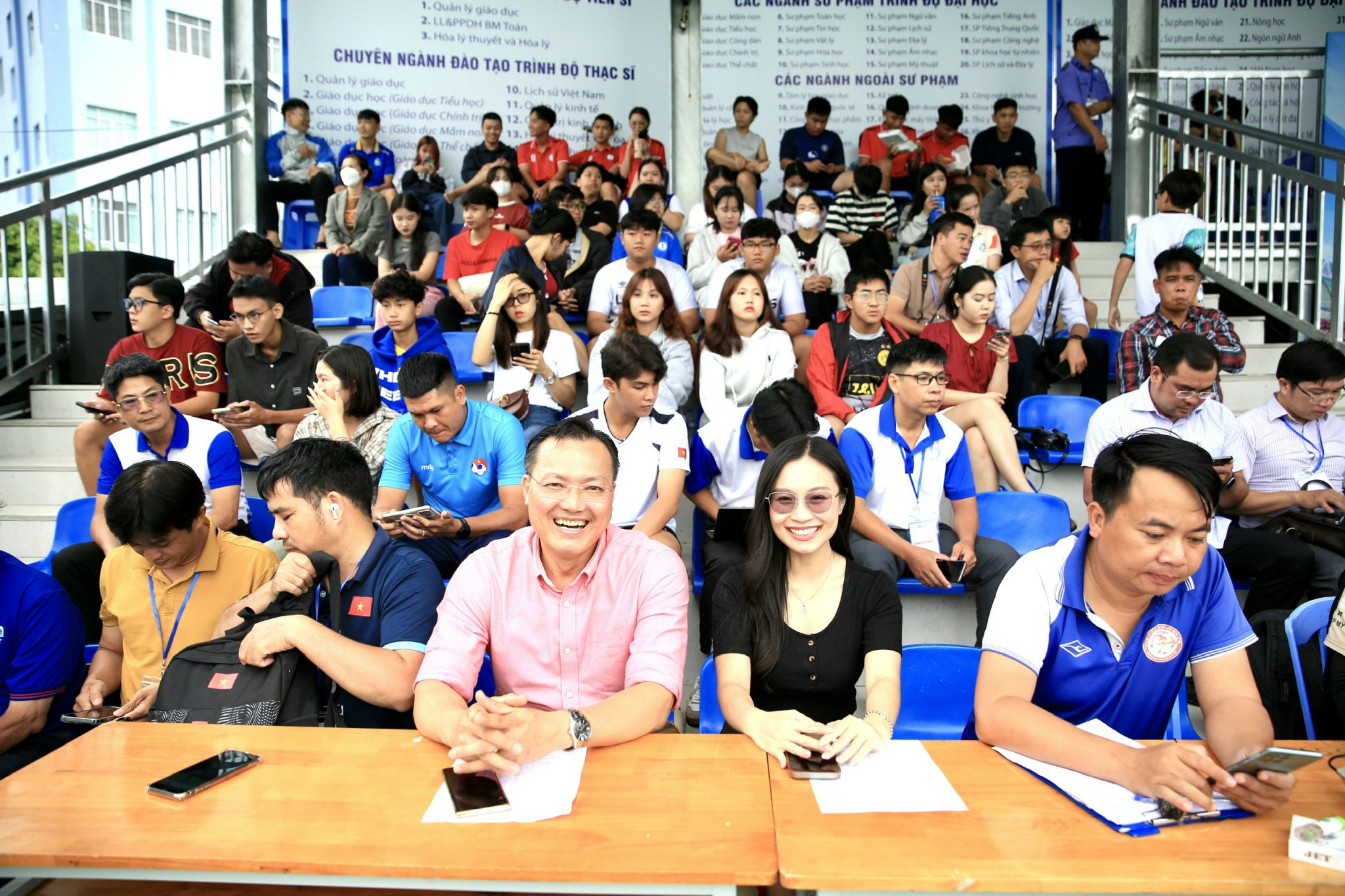 Hráč neproměnil dvě penalty, tým Dong Thap University přišel o titul - Foto 2. Một cầu thủ đá hỏng 2 quả 11 m, đội Trường ĐH Đồng Tháp đánh rơi chức vô địch- Ảnh 2.