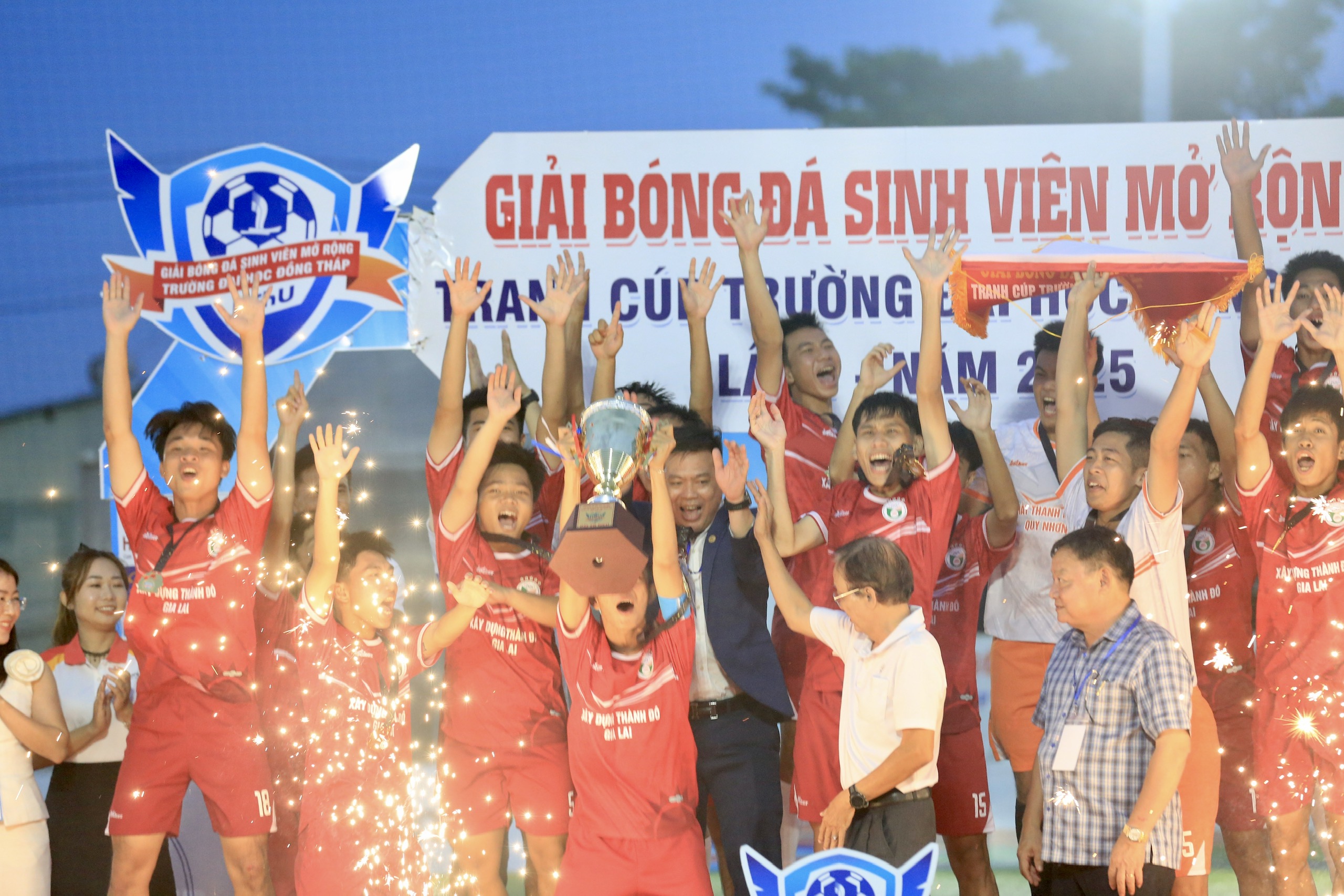 Hráč neproměnil dvě penalty, tým Dong Thap University přišel o titul - Foto 4. Một cầu thủ đá hỏng 2 quả 11 m, đội Trường ĐH Đồng Tháp đánh rơi chức vô địch- Ảnh 4.