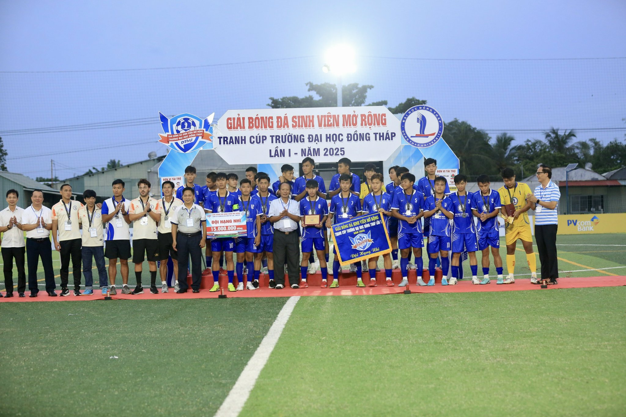 Hráč neproměnil dvě penalty, tým Dong Thap University přišel o titul - Foto 6. Một cầu thủ đá hỏng 2 quả 11 m, đội Trường ĐH Đồng Tháp đánh rơi chức vô địch- Ảnh 6.