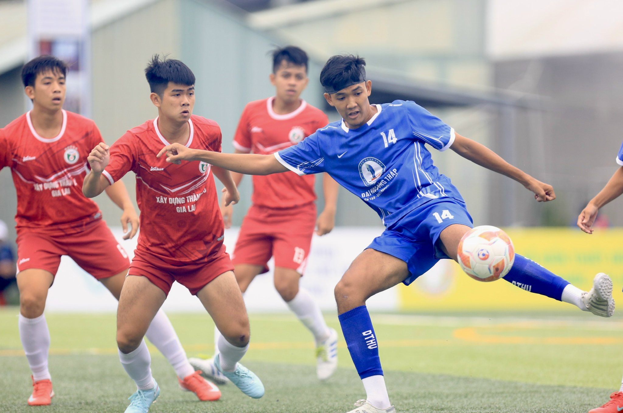 Hráč neproměnil dvě penalty, tým Dong Thap University přišel o titul - Foto 3. Một cầu thủ đá hỏng 2 quả 11 m, đội Trường ĐH Đồng Tháp đánh rơi chức vô địch- Ảnh 3.
