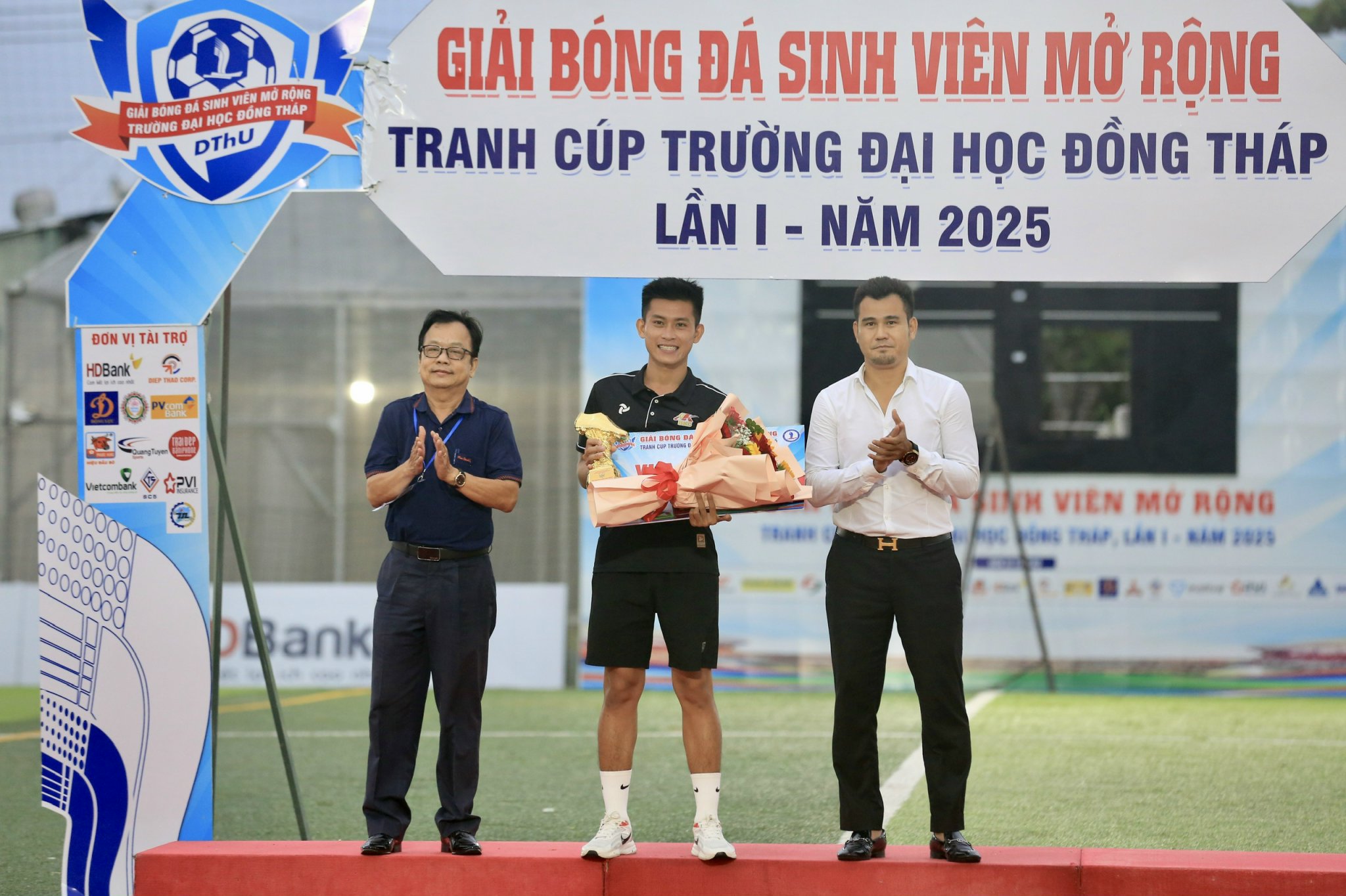 Hráč neproměnil dvě penalty, tým Dong Thap University přišel o titul - Foto 9. Một cầu thủ đá hỏng 2 quả 11 m, đội Trường ĐH Đồng Tháp đánh rơi chức vô địch- Ảnh 9.