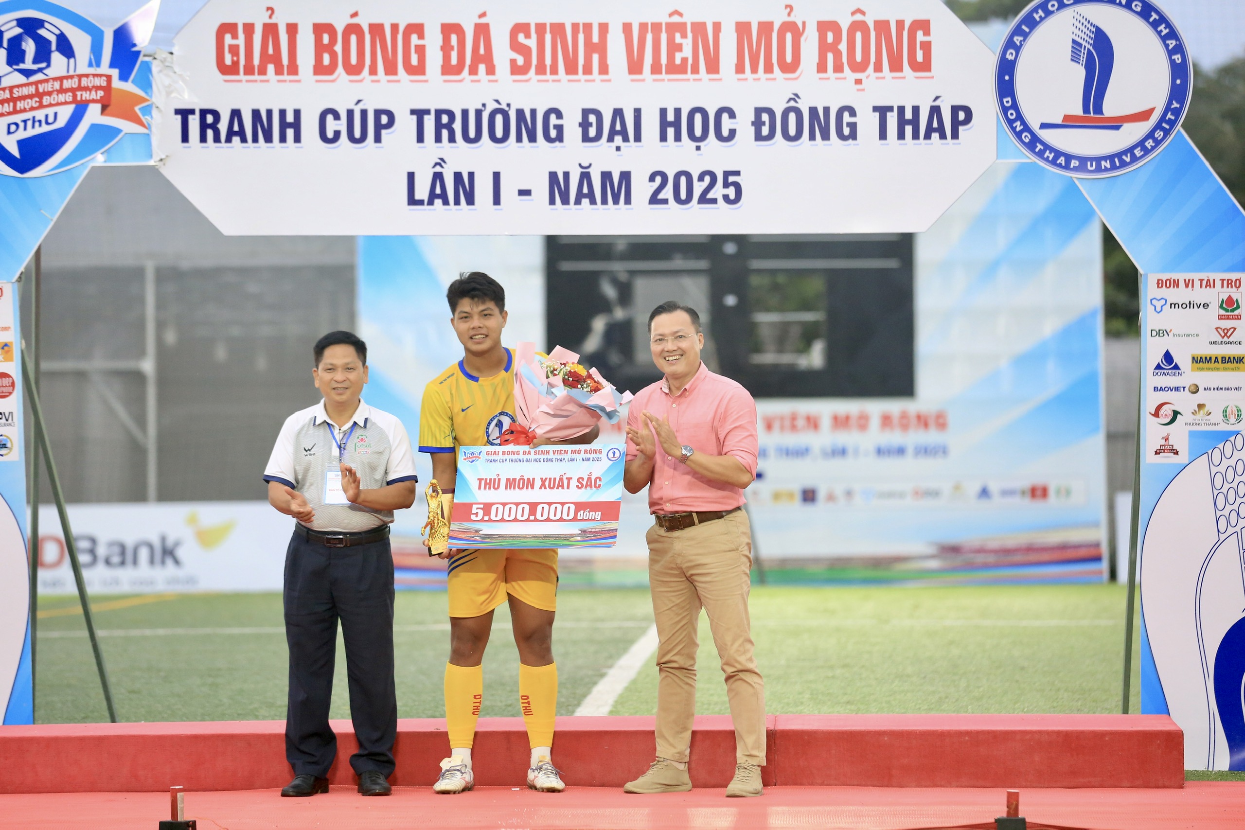 Hráč neproměnil dva trestné hody, tým Dong Thap University přišel o titul - Foto 8. Một cầu thủ đá hỏng 2 quả 11 m, đội Trường ĐH Đồng Tháp đánh rơi chức vô địch- Ảnh 8.