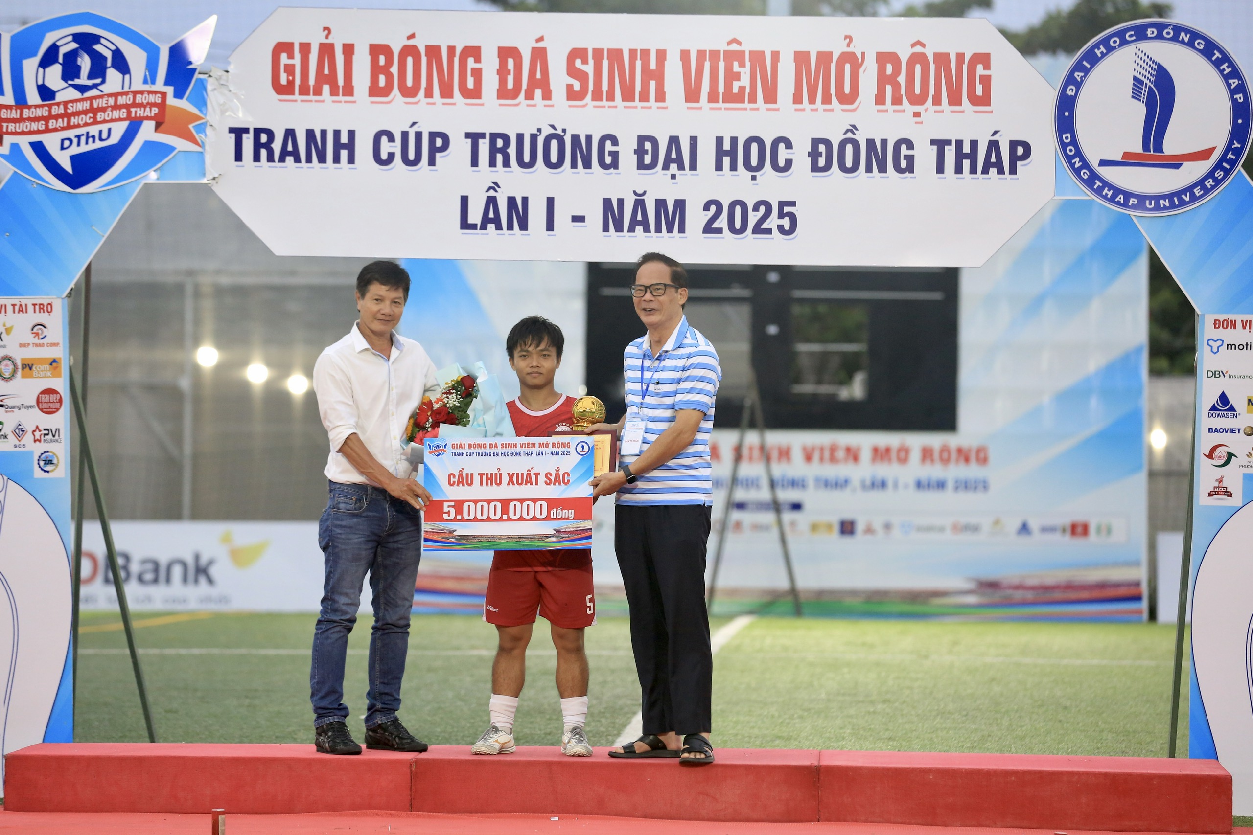 Hráč neproměnil dvě penalty, tým Dong Thap University přišel o titul - Foto 10. Một cầu thủ đá hỏng 2 quả 11 m, đội Trường ĐH Đồng Tháp đánh rơi chức vô địch- Ảnh 10.