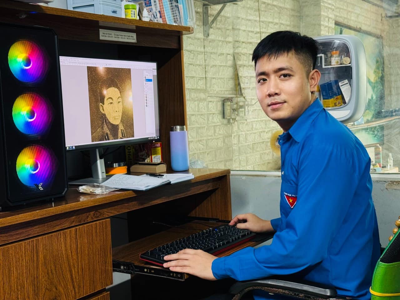 Người trẻ và tấm lòng phục dựng ảnh liệt sĩ miễn phí từ anh Lê Thế Thắng - Ảnh 2.