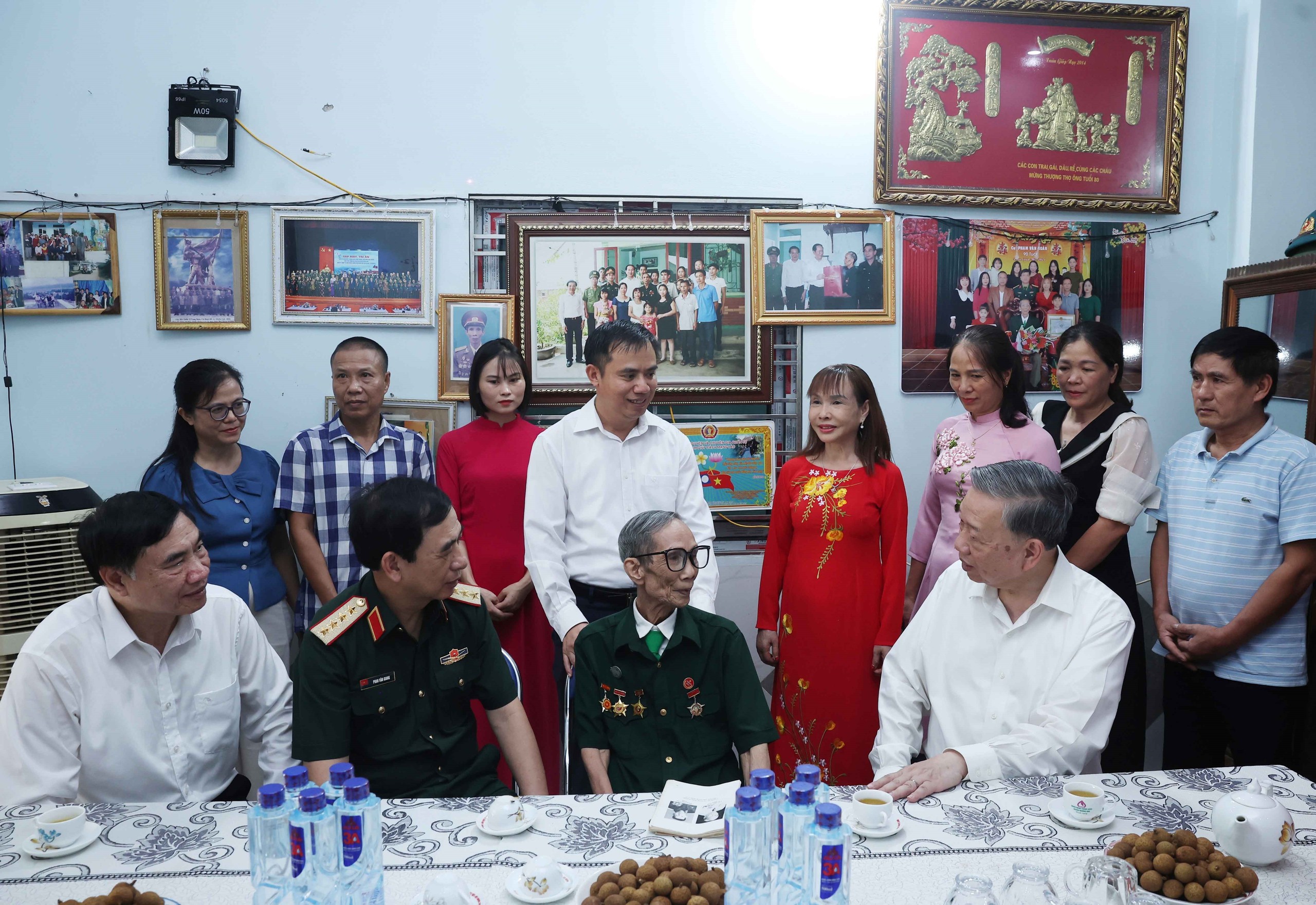Tổng Bí thư Tô Lâm dâng hương tưởng niệm các anh hùng, liệt sĩ tại Điện Biên- Ảnh 3.