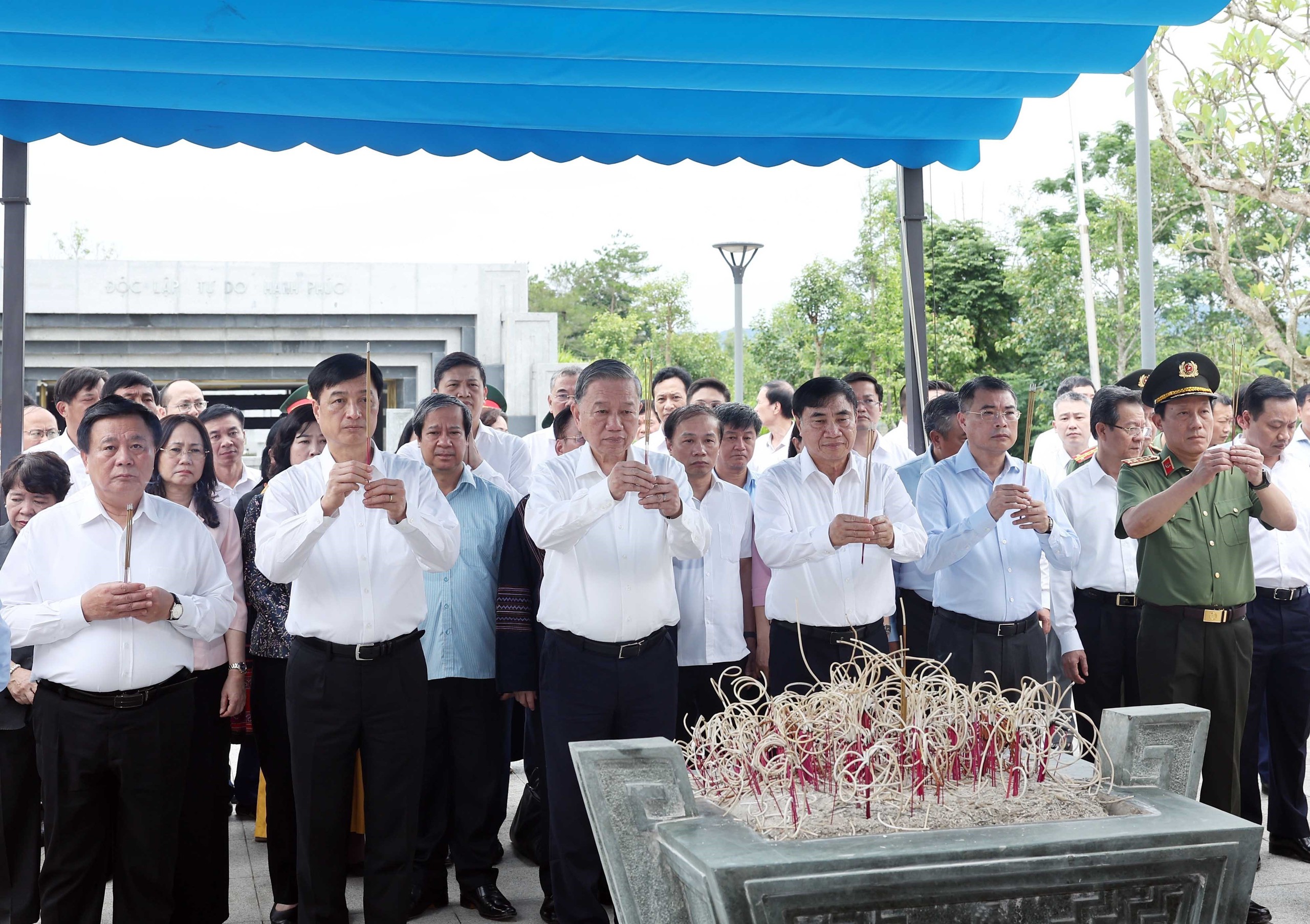 Tổng Bí thư Tô Lâm dâng hương tưởng niệm các anh hùng, liệt sĩ tại Điện Biên- Ảnh 1.