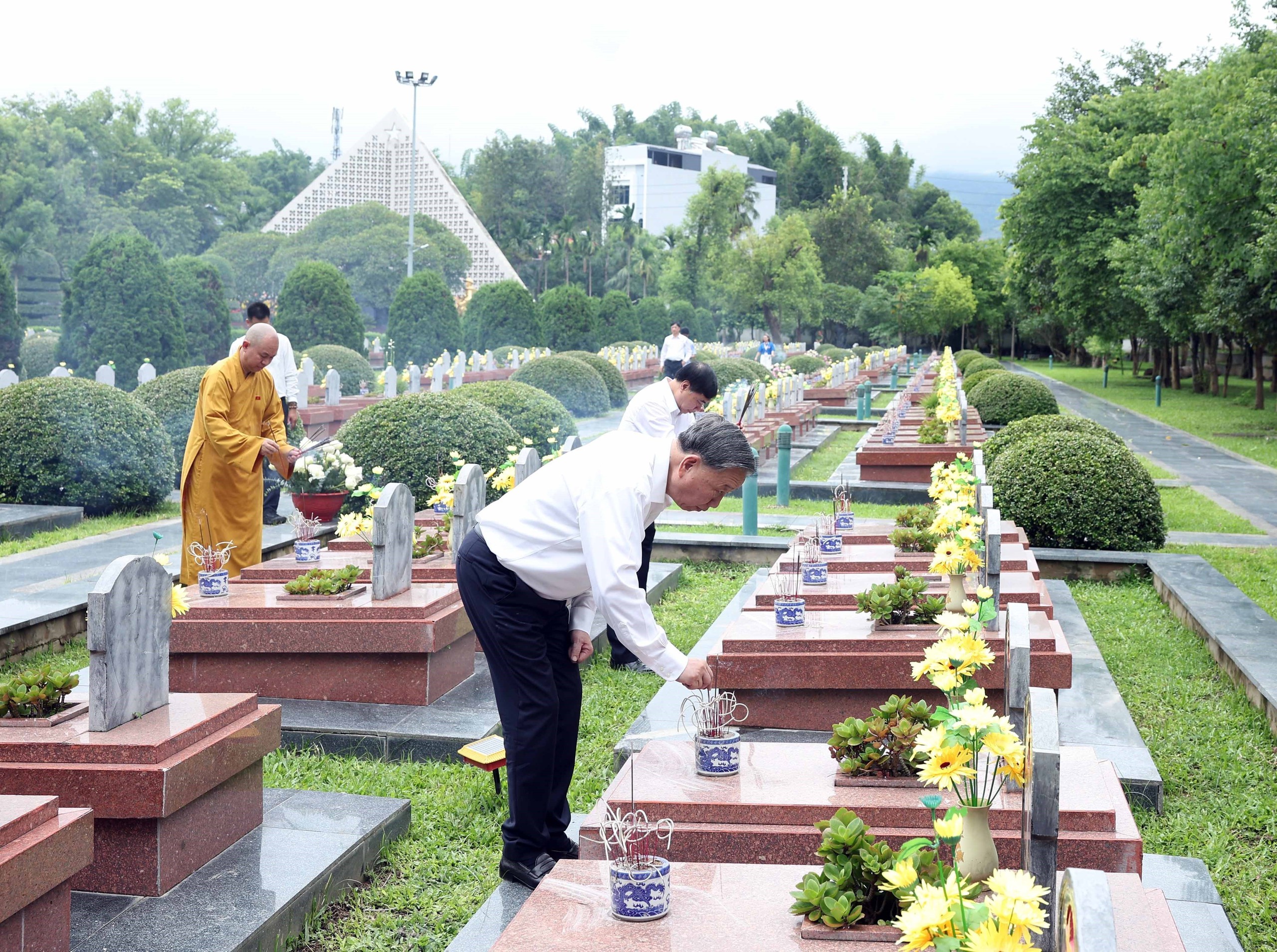 Tổng Bí thư Tô Lâm dâng hương tưởng niệm các anh hùng, liệt sĩ tại Điện Biên- Ảnh 2.