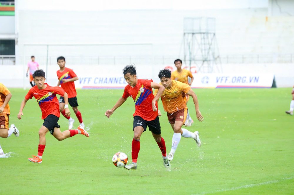 Semua 4 pertandingan perempat final harus dimainkan melalui adu penalti, yang memperlihatkan 2 pertandingan semifinal turnamen nasional U.21 - Foto 1. 4 trận tứ kết đều phải đá luân lưu, lộ diện 2 cặp đấu bán kết giải U.21 quốc gia - Ảnh 1.