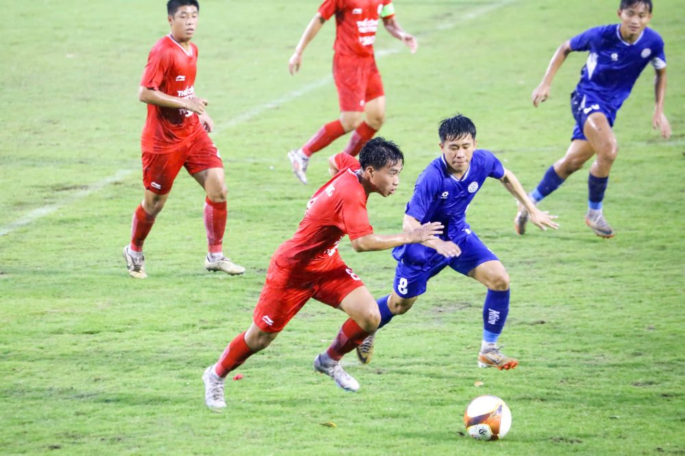 Semua 4 pertandingan perempat final harus dimainkan melalui adu penalti, yang memperlihatkan 2 pertandingan semifinal turnamen nasional U.21 - Foto 4. 4 trận tứ kết đều phải đá luân lưu, lộ diện 2 cặp đấu bán kết giải U.21 quốc gia - Ảnh 4.