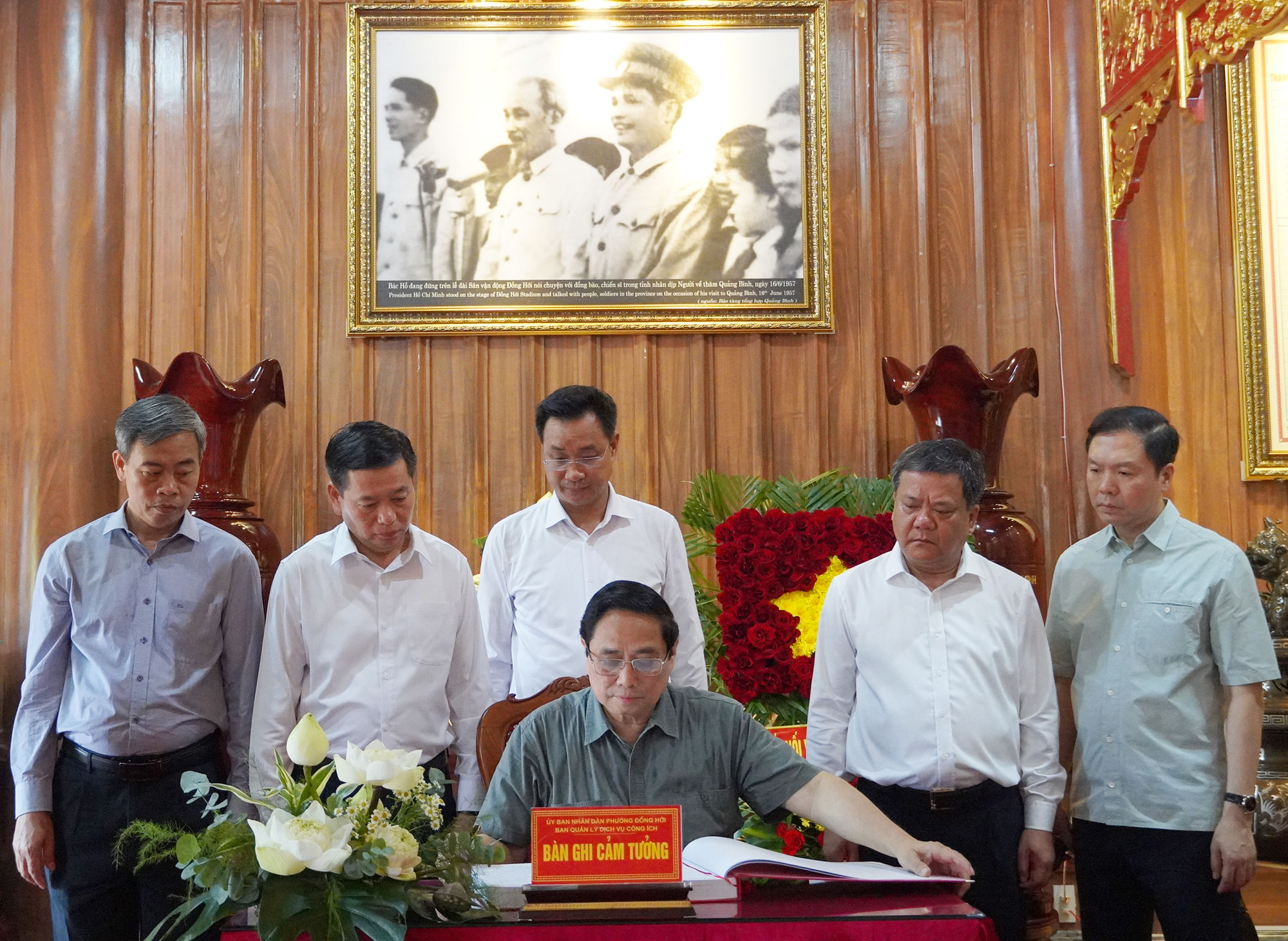 Thủ tướng Phạm Minh Chính tiếp tục hành trình tri ân tại Quảng Trị- Ảnh 2. Thủ tướng Phạm Minh Chính tiếp tục hành trình tri ân tại Quảng Trị- Ảnh 2.