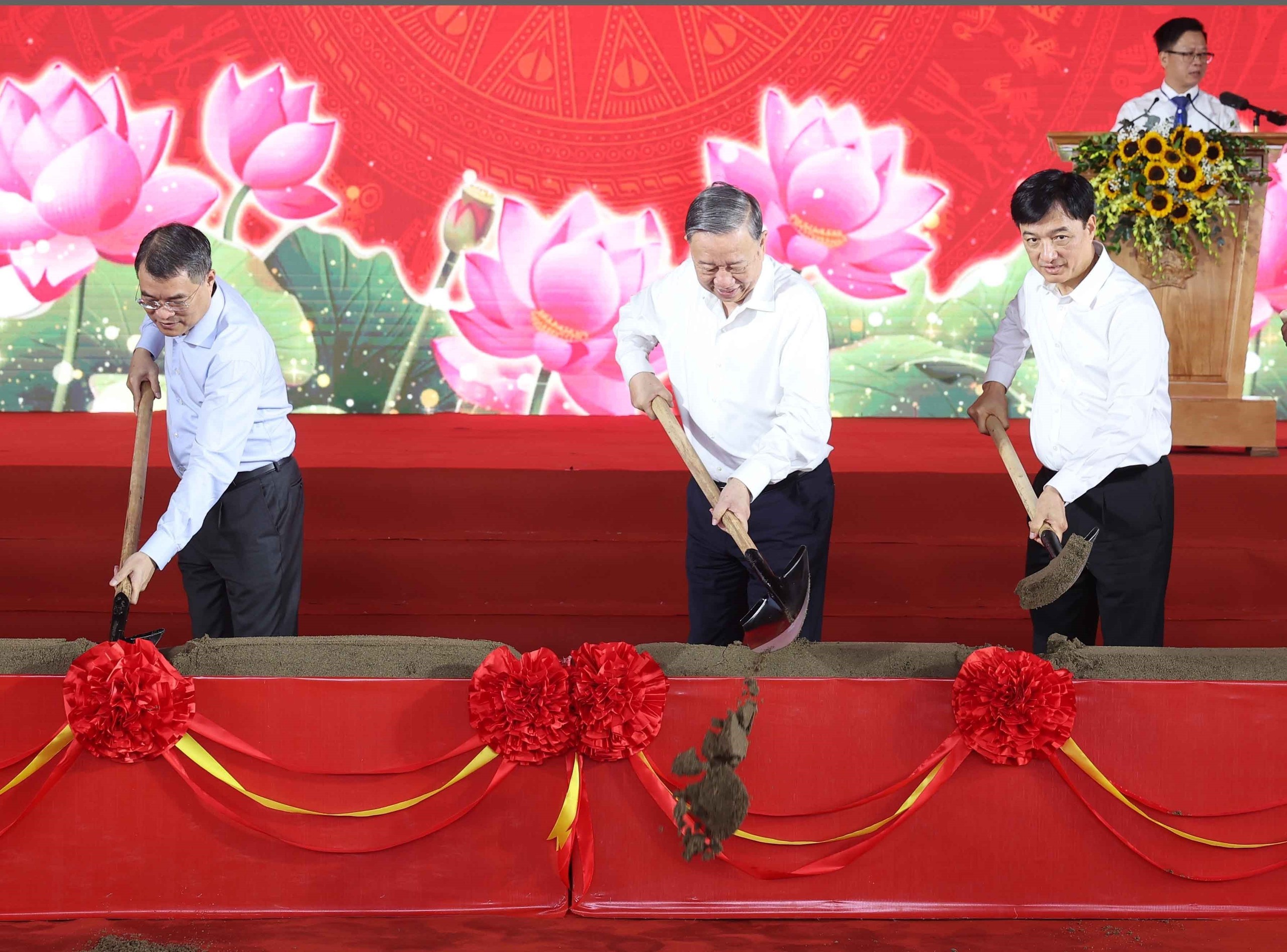 Tổng Bí thư Tô Lâm và các đại biểu thực hiện nghi thức khởi công Trường liên cấp tiểu học, THCS xã Si Pa Phìn, tỉnh Điện Biên Tổng Bí thư Tô Lâm và các đại biểu thực hiện nghi thức khởi công Trường liên cấp tiểu học, THCS xã Si Pa Phìn, tỉnh Điện Biên