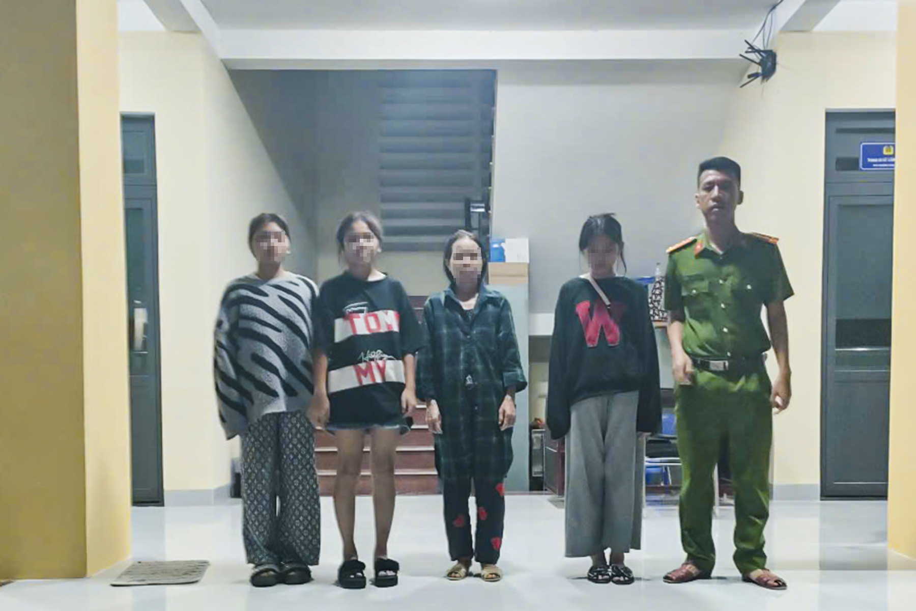 Công an Quảng Ngãi giải cứu 3 bé gái bị dụ dỗ lao động ngoài tỉnh- Ảnh 1. Công an Quảng Ngãi giải cứu 3 bé gái bị dụ dỗ lao động ngoài tỉnh- Ảnh 1.