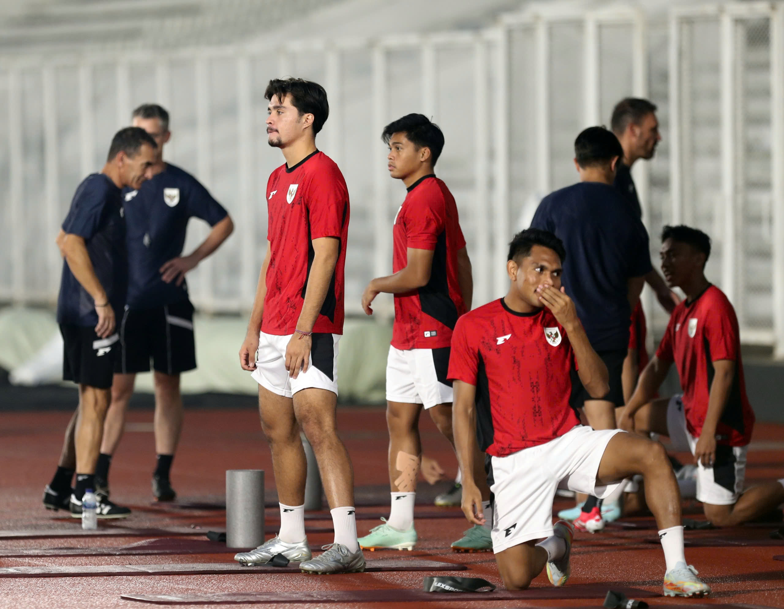Ngôi sao nhập tịch U.23 Indonesia dán băng chằng chịt trước trận chung kết với Việt Nam Ngôi sao nhập tịch U.23 Indonesia dán băng chằng chịt trước trận chung kết với Việt Nam