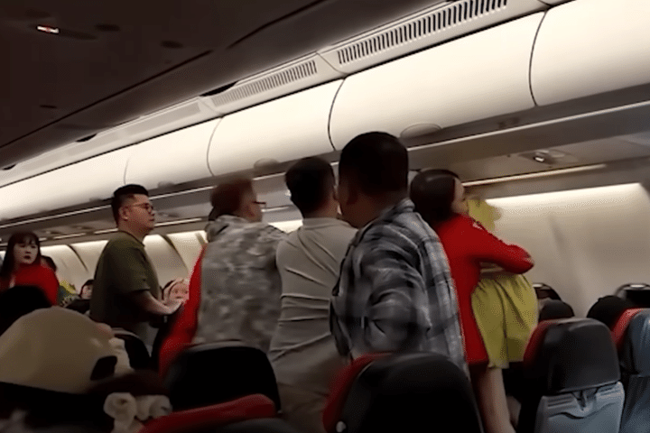 Đánh nhau trên máy bay: Hành khách Trung Quốc hỗn loạn trên chuyến bay AirAsia X - Ảnh 1.