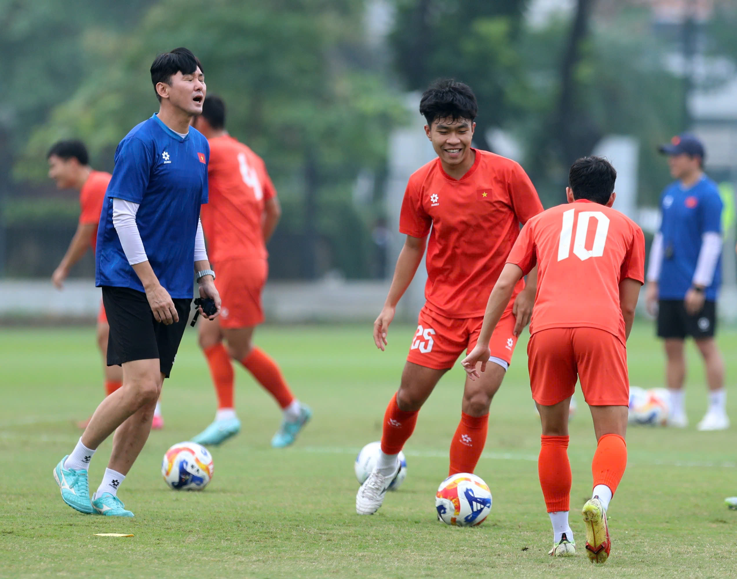 Nóng: U.23 Việt Nam bị ‘đột nhập’ buổi tập kín, ông Kim mời ra ngoài người lạ trên nóc nhà- Ảnh 15. Nóng: U.23 Việt Nam bị ‘đột nhập’ buổi tập kín, ông Kim mời ra ngoài người lạ trên nóc nhà- Ảnh 15.