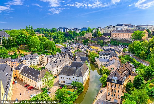 Người Luxembourg từ bỏ ô tô để đi những chuyến đi ngắn thông qua giao thông công cộng miễn phí của đất nước. Người Luxembourg từ bỏ ô tô để đi những chuyến đi ngắn thông qua giao thông công cộng miễn phí của đất nước.