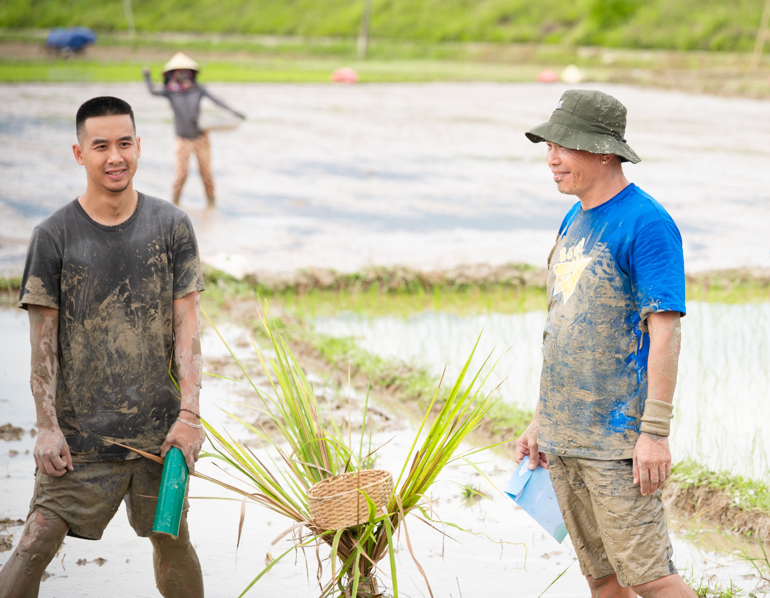 វិចិត្រករ Trung Ruoi, Duy Hung, Hoang Trung, និង Neko ភ្ជួរស្រែ ចាប់ក្តាម និងខ្យងជាលើកដំបូង - រូបថត ១. Nghệ sĩ Trung Ruồi, Duy Hưng, Hoàng Trung, Neko lần đầu cày cấy, mò cua bắt ốc- Ảnh 1.
