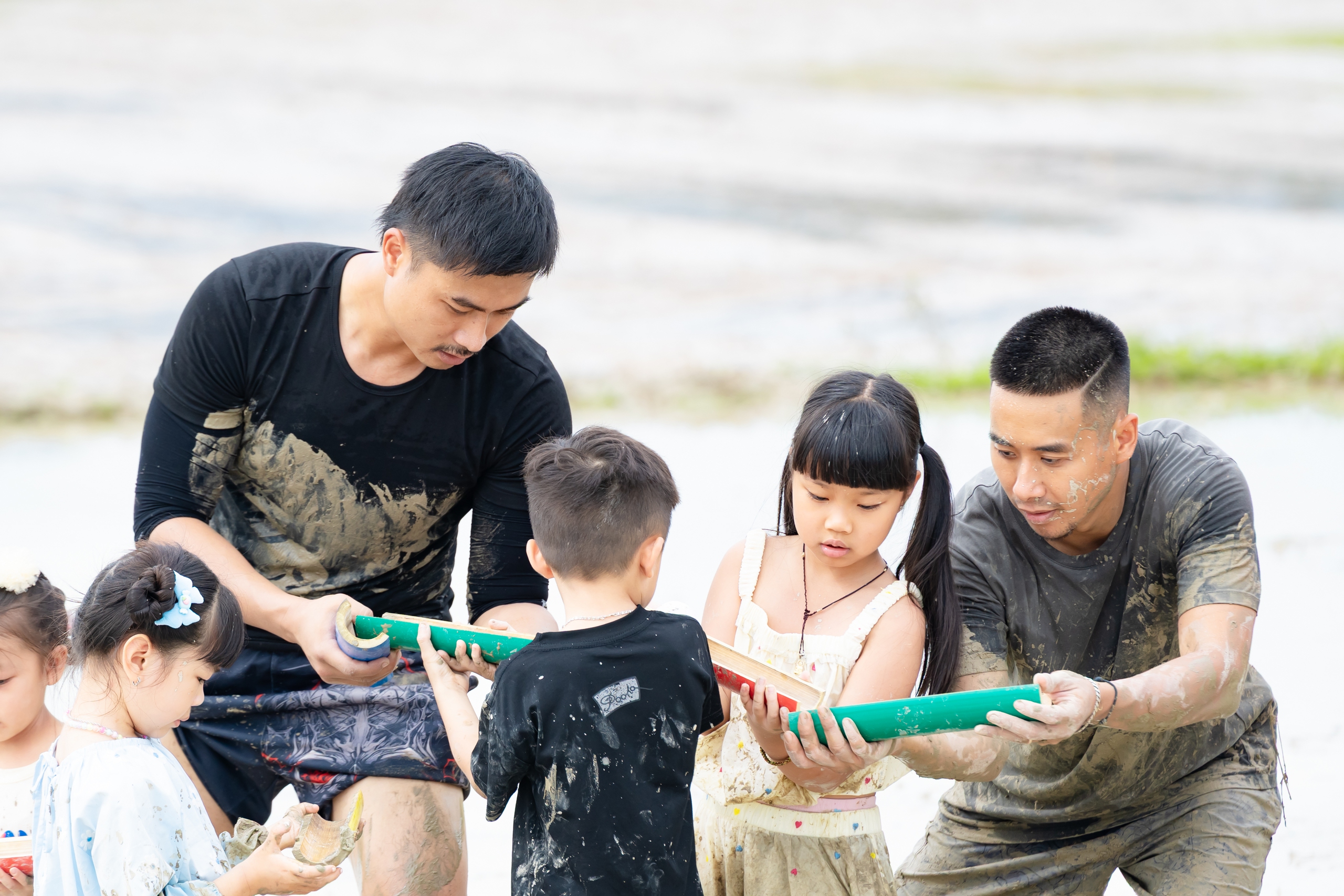 វិចិត្រករ Trung Ruoi, Duy Hung, Hoang Trung, និង Neko ភ្ជួរ ចាប់ក្តាម និងខ្យងជាលើកដំបូង - រូបថត ២. Nghệ sĩ Trung Ruồi, Duy Hưng, Hoàng Trung, Neko lần đầu cày cấy, mò cua bắt ốc- Ảnh 2.