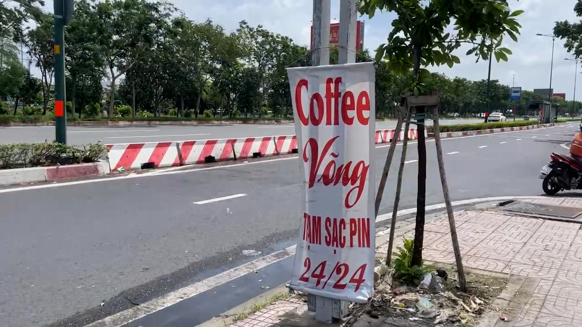 Những trạm sạc xe điện ‘một công đôi việc’ ở TP.HCM - Ảnh 2.